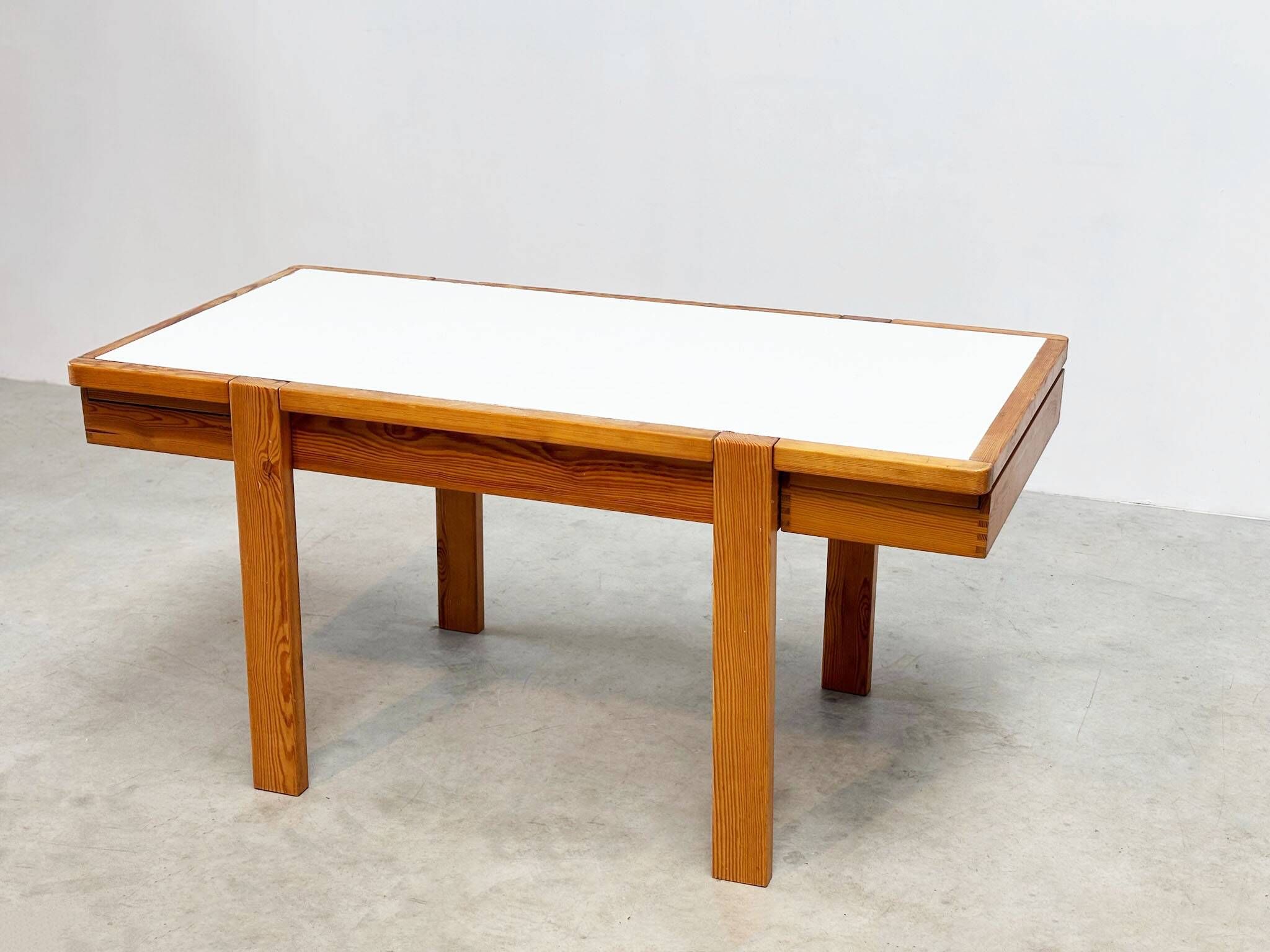 Bureau en pin original des années 1970