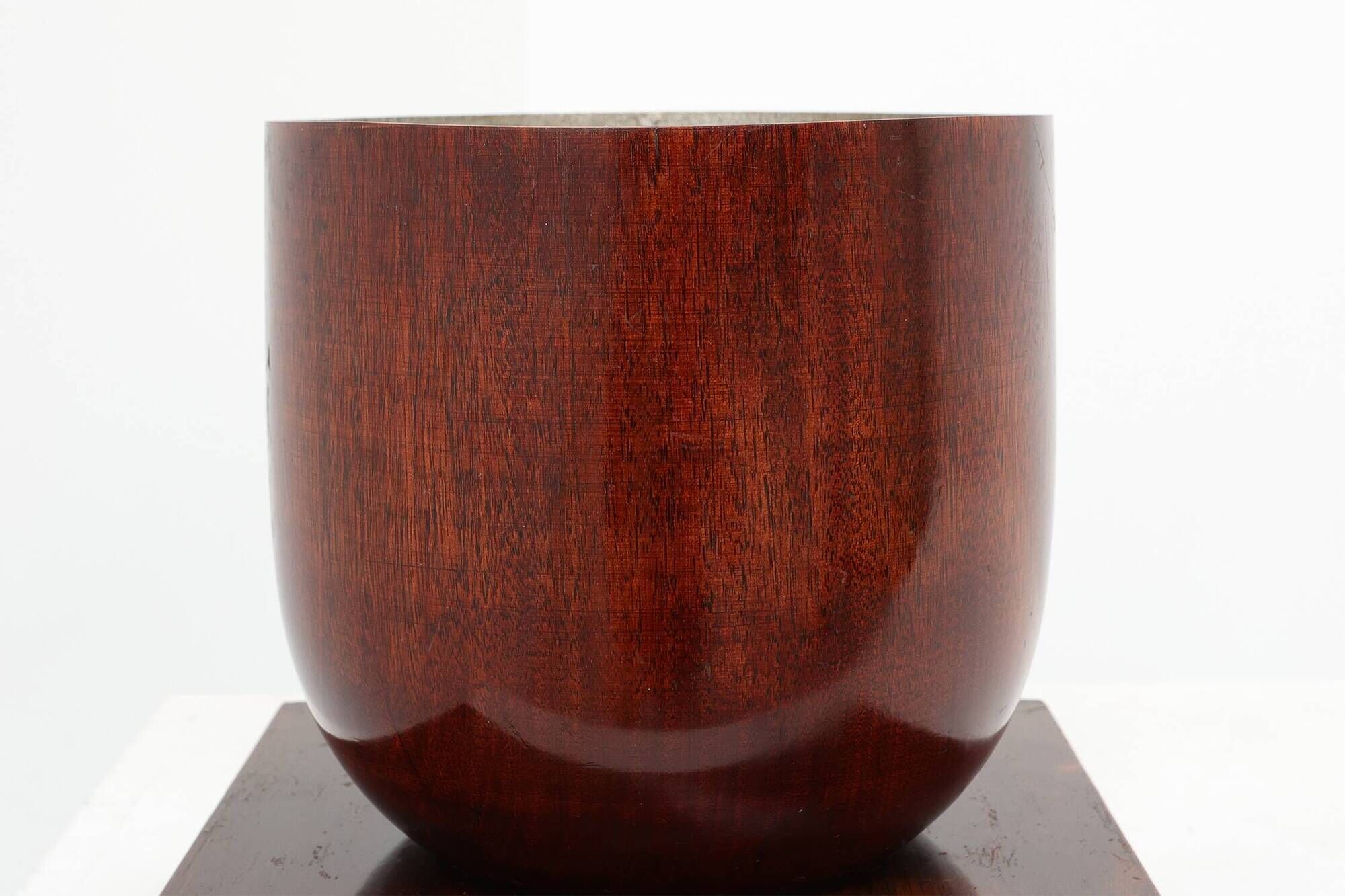 Lampe Art déco sculpturale en bois avec éclairage sur base carrée, vers 1920