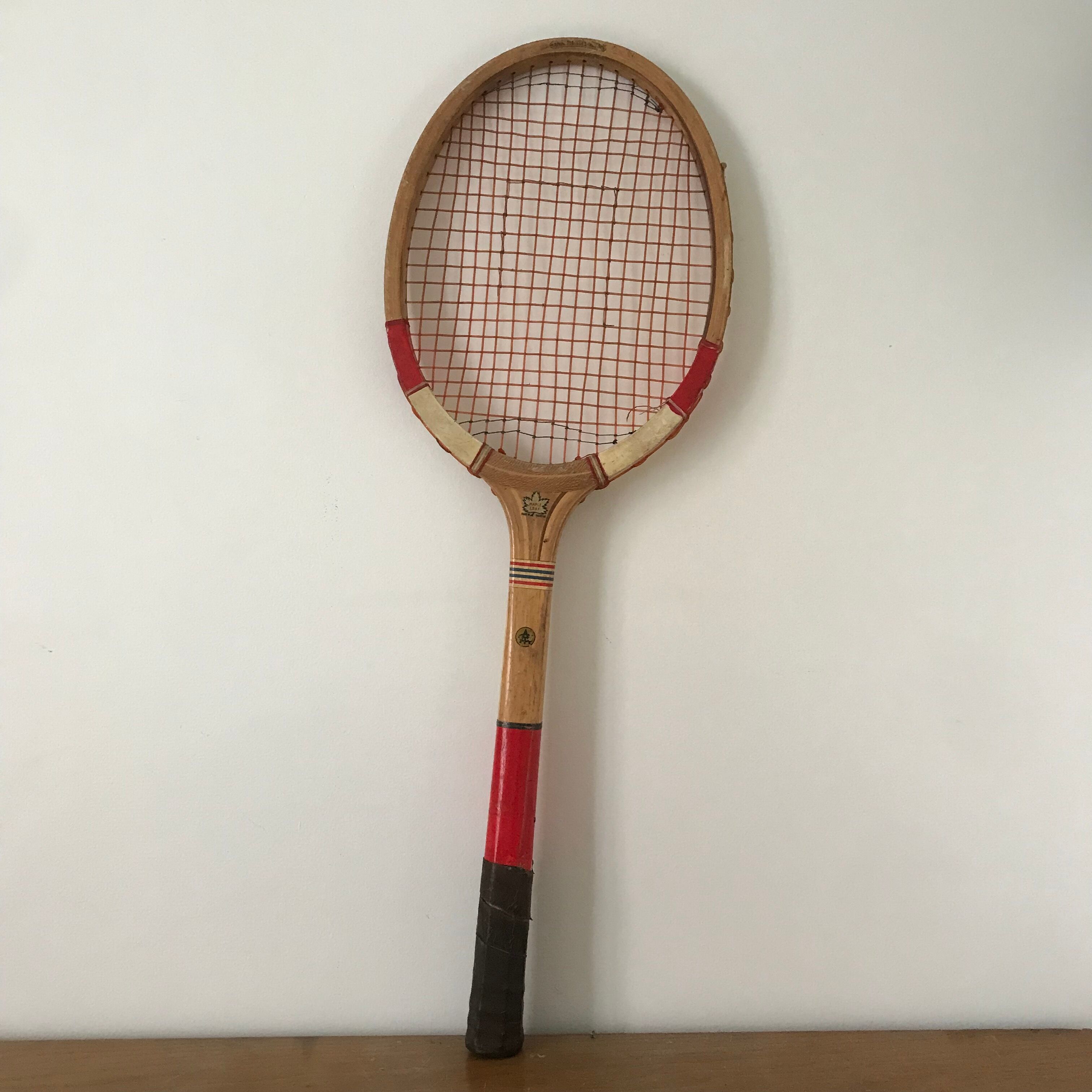 Raquette de tennis vintage en bois brute et rouge Maple Leaf
