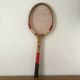 Raquette de tennis vintage en bois brute et rouge Maple Leaf