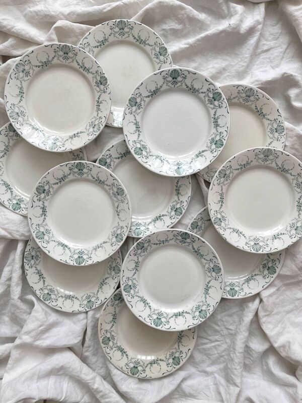 12 assiettes à dessert en terre de fer « Guirlande » Lunéville