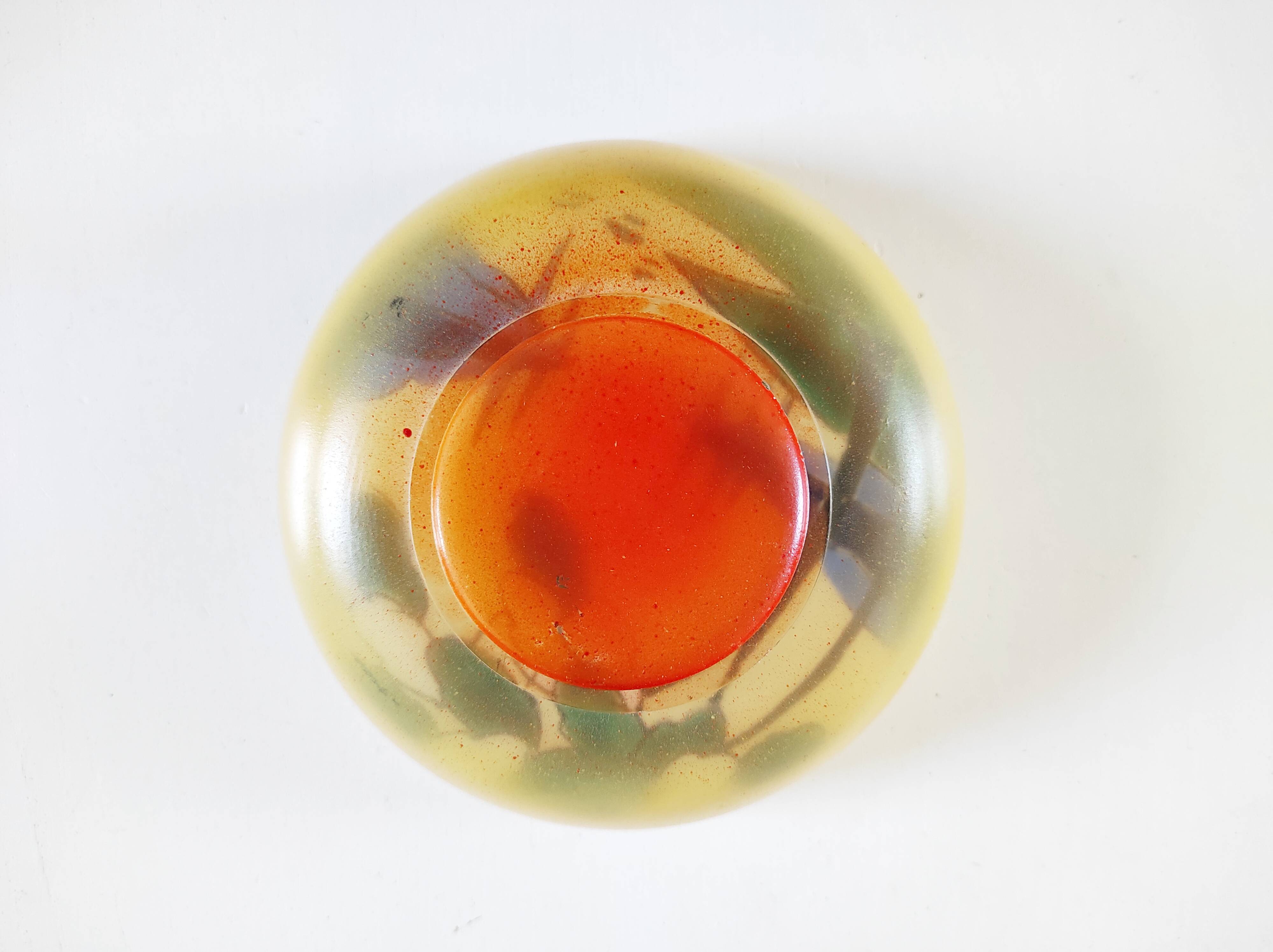 Coupelle en verre émaillé signée