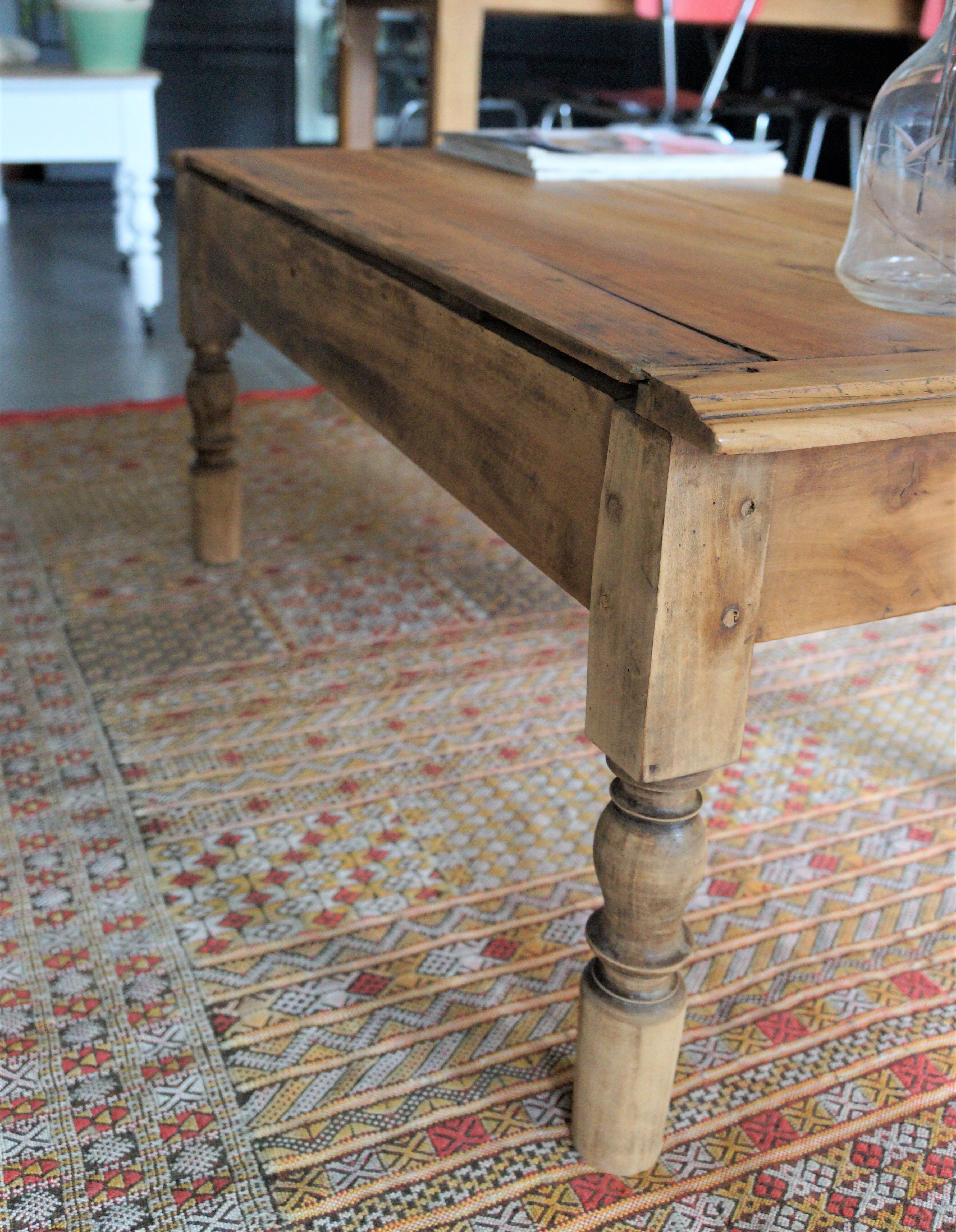 Old oak coffee table with 2 drawers