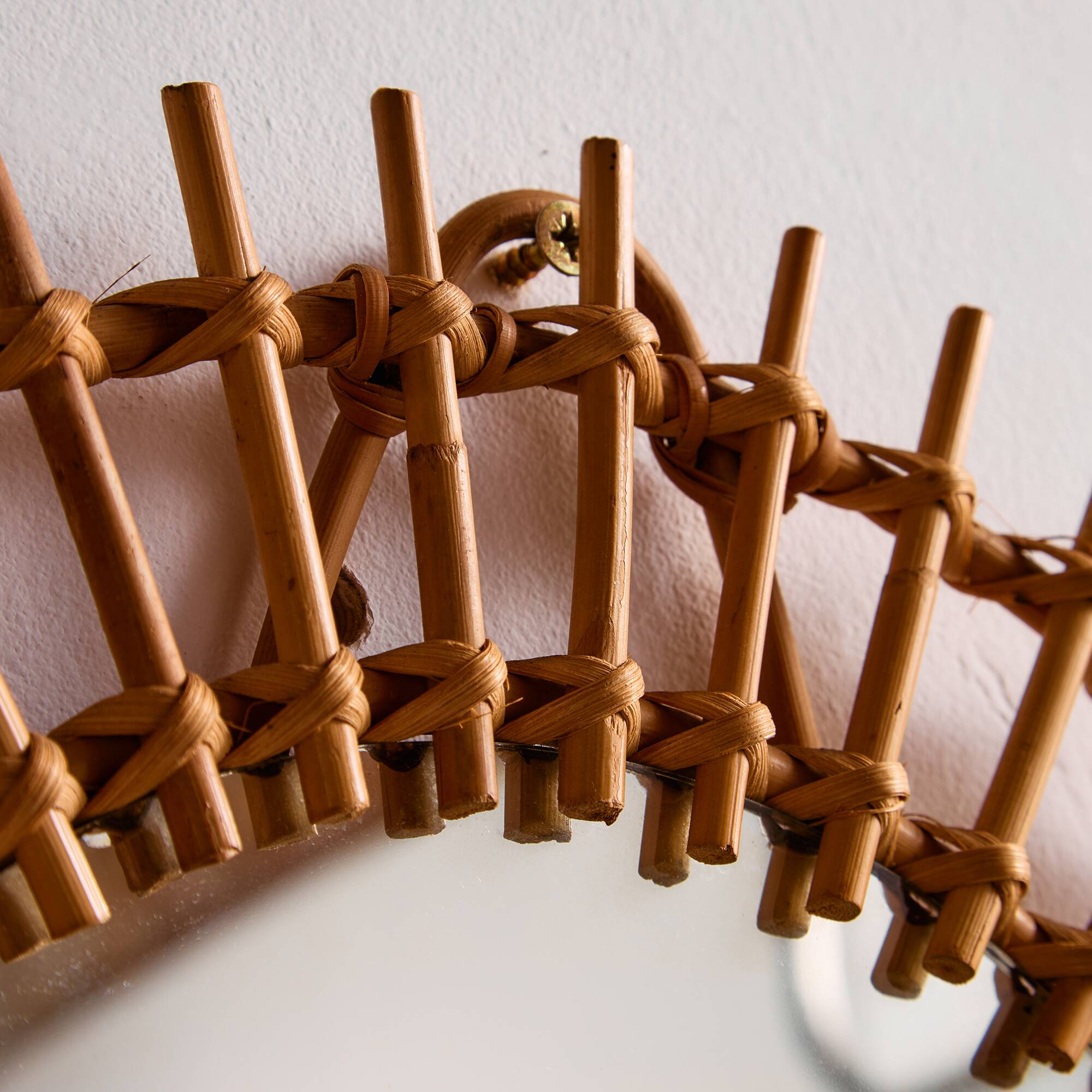 Miroir encadré en rotin et canne