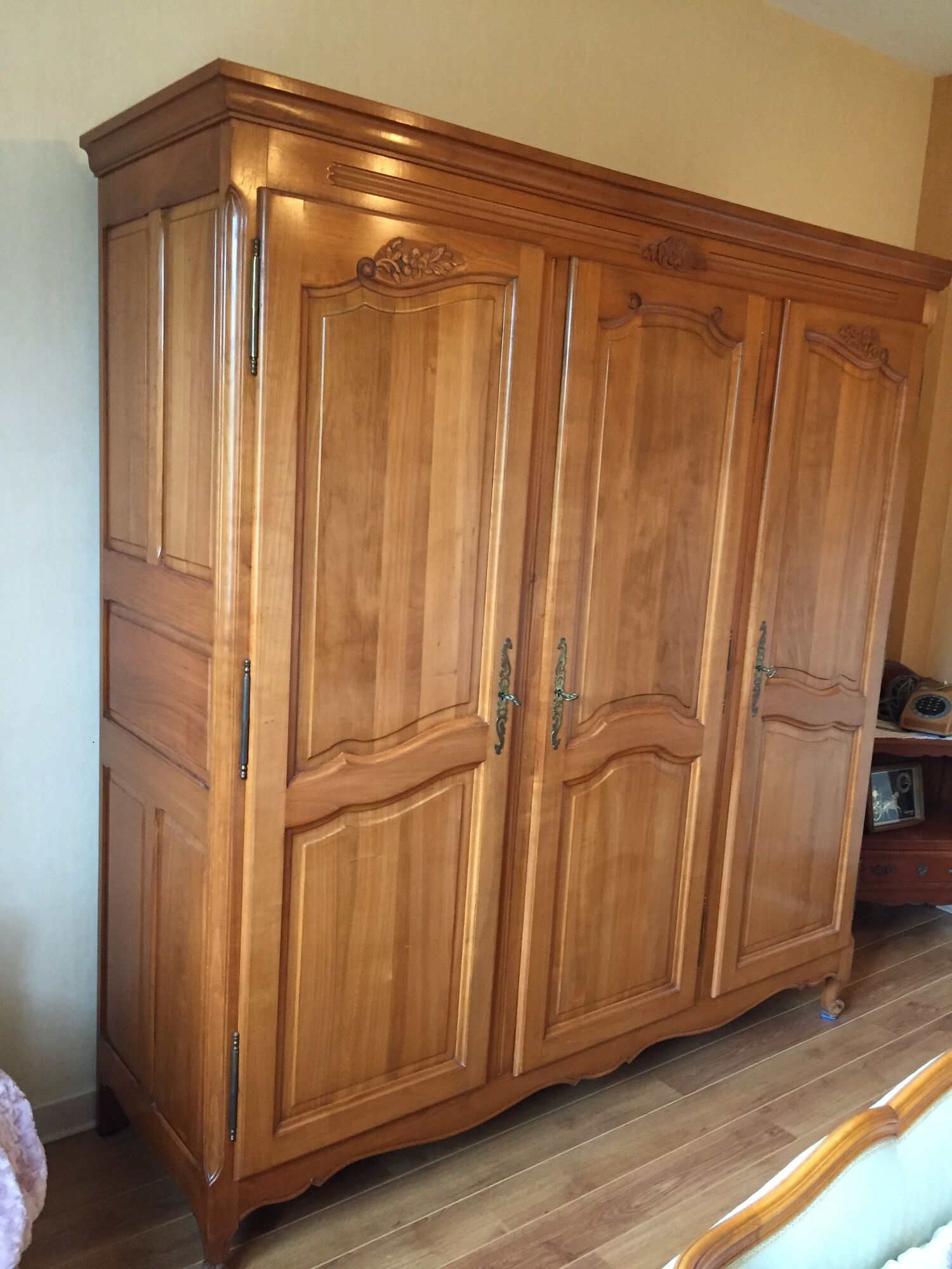 Wardrobe 3 doors cherry style Louis XV perfect condition