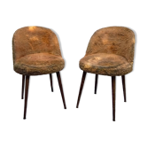 2 chaises scandinaves pieds compas en fausse fourrure et housse en satin bleu, 1970