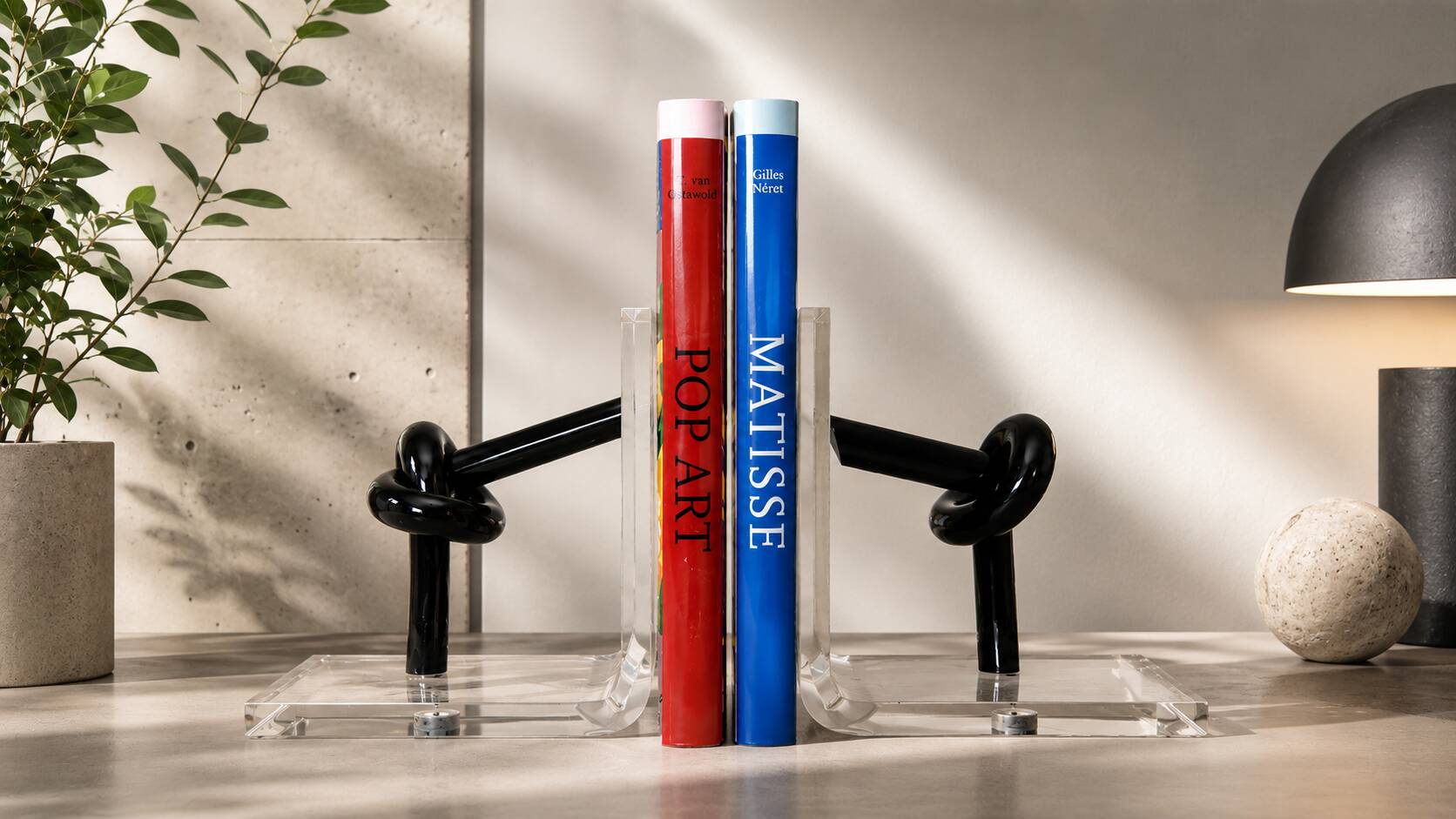 Bookends in plexiglass and knotted black tubes, 1980s design.