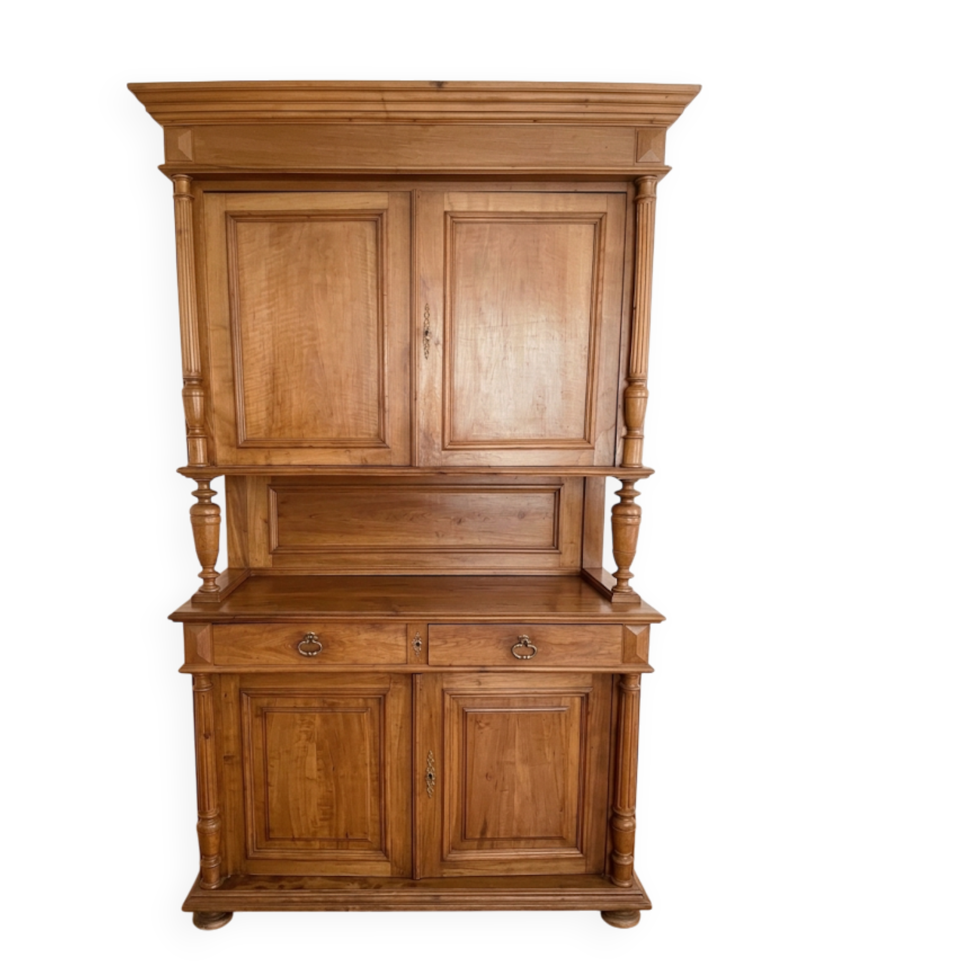 Display cabinet / Tall two-body sideboard in solid wood – Charm of the old.