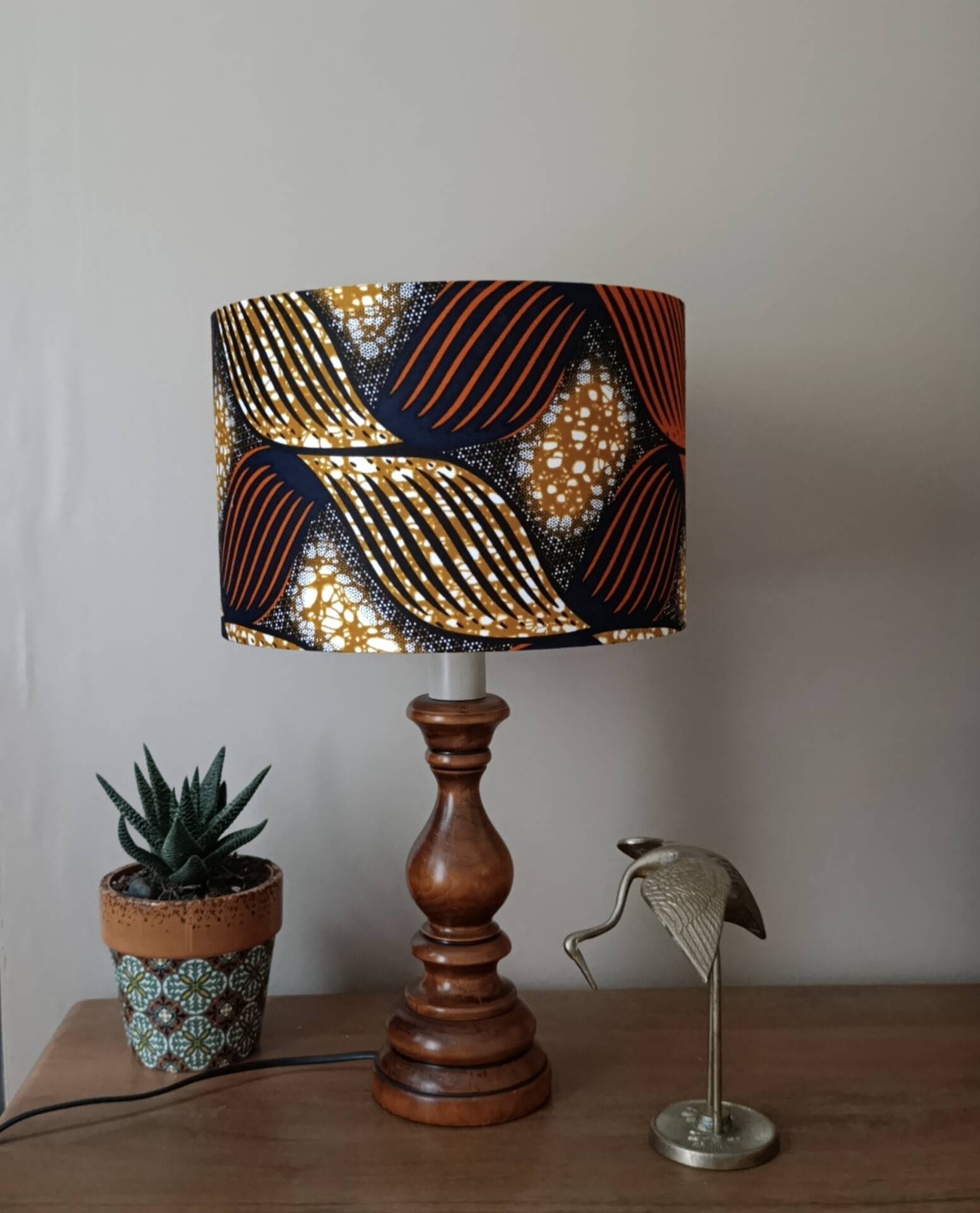 lampe bois tourné massif, imprimé wax ethnique