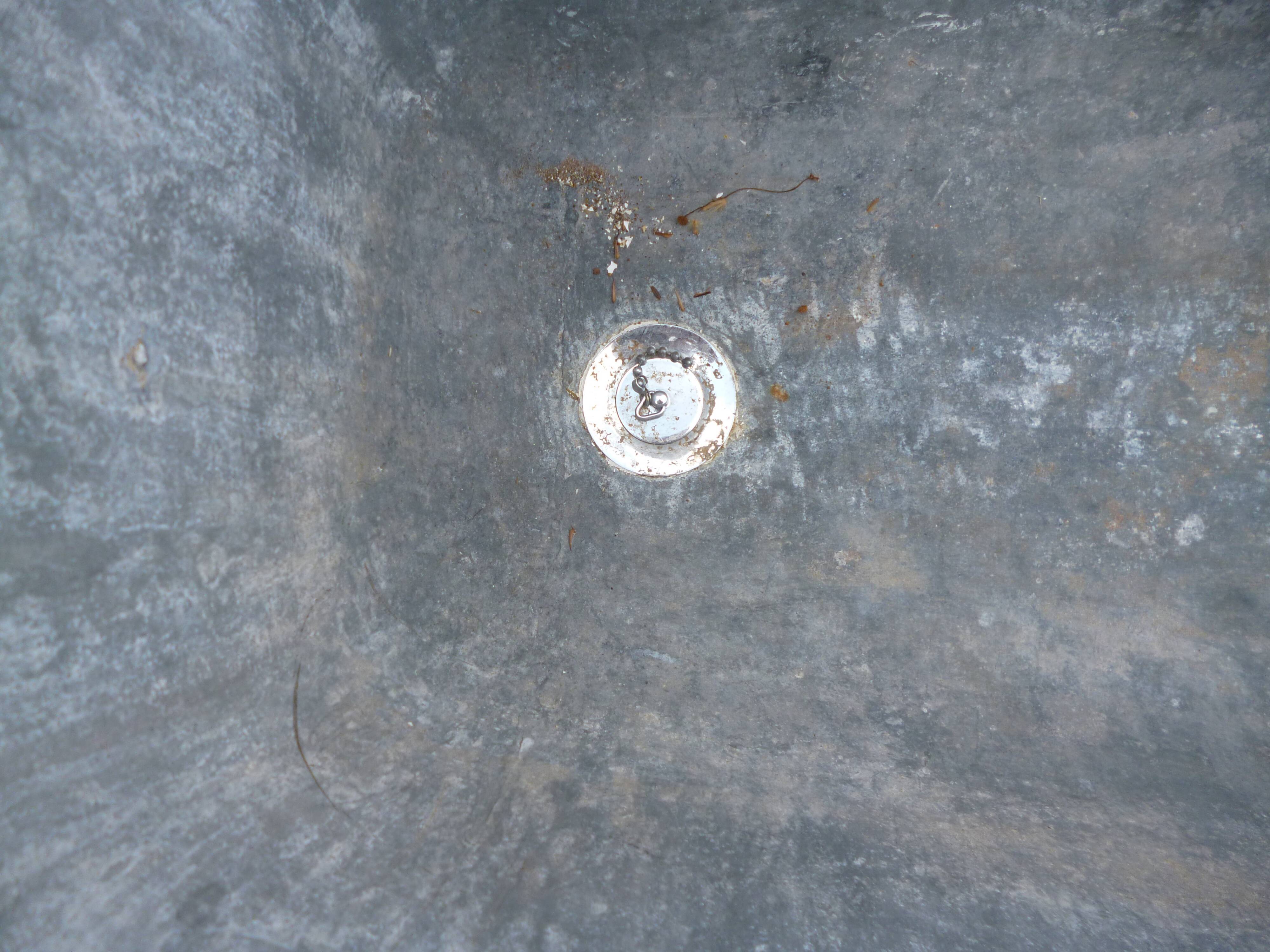 Zinc bathtub