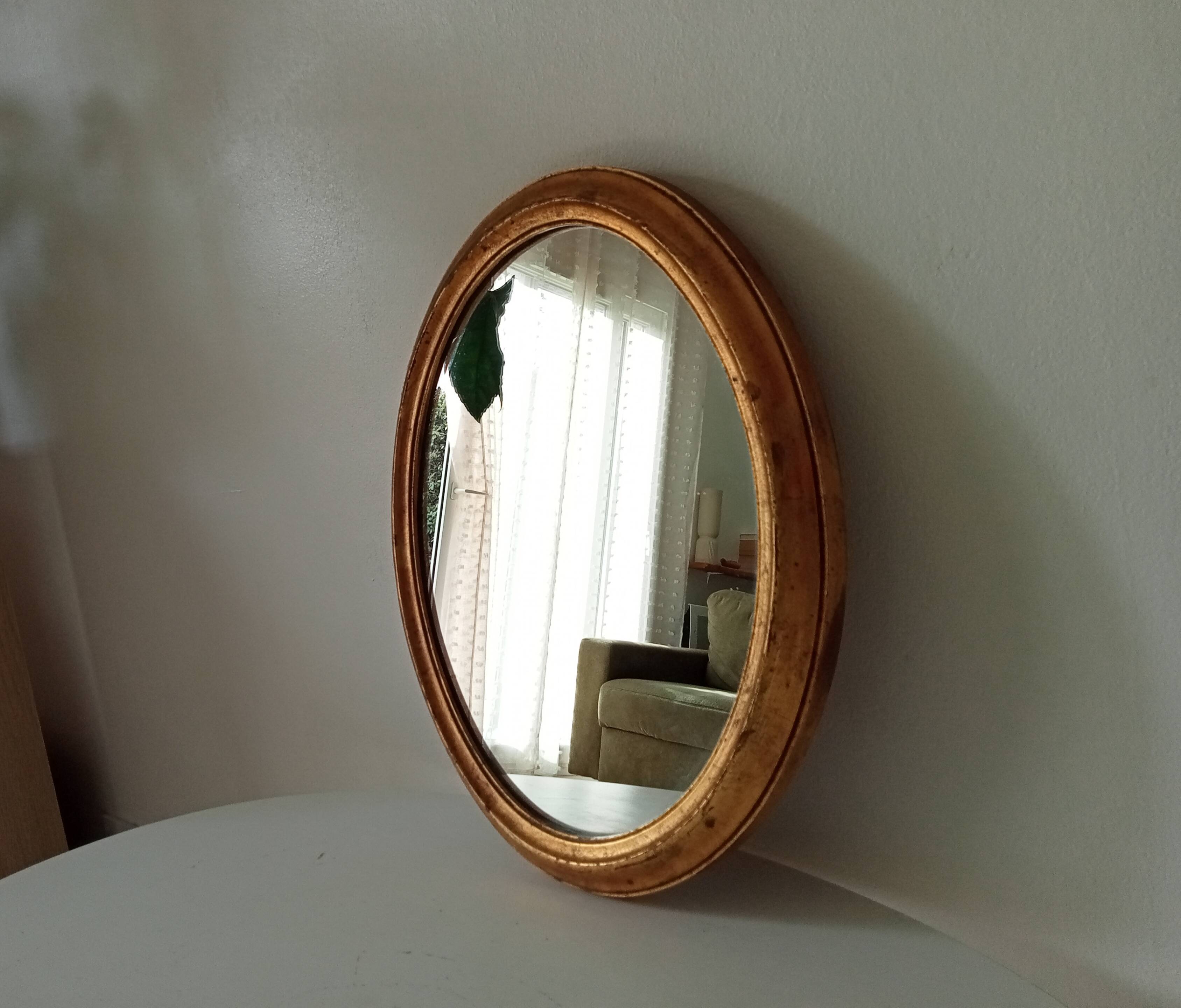 Antique oval mirror in gilded solid wood