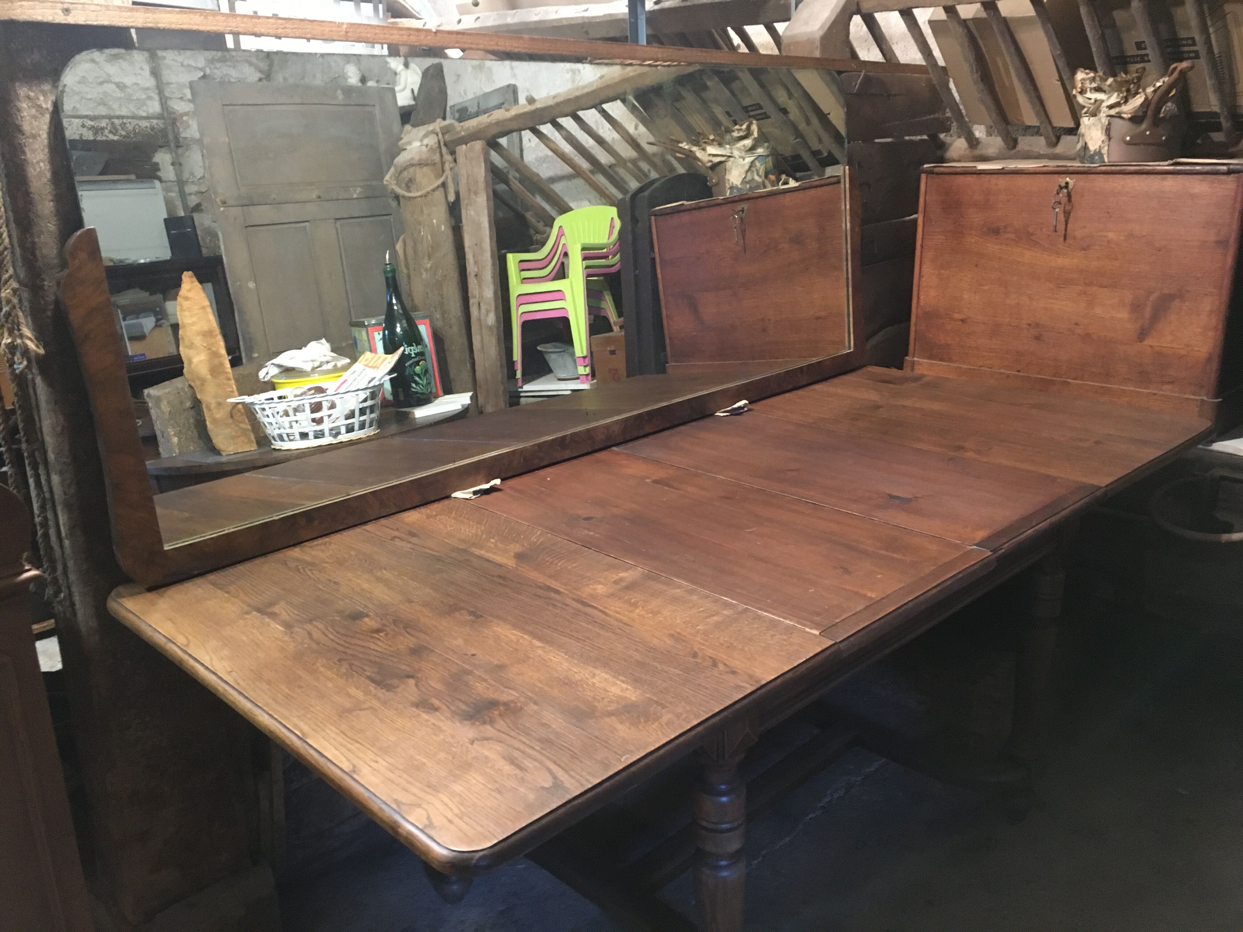 Extendable oak table