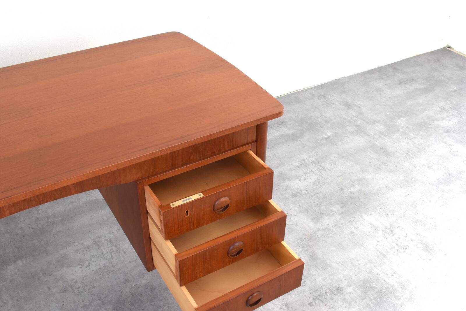 Bureau en teck danois des années 1960.