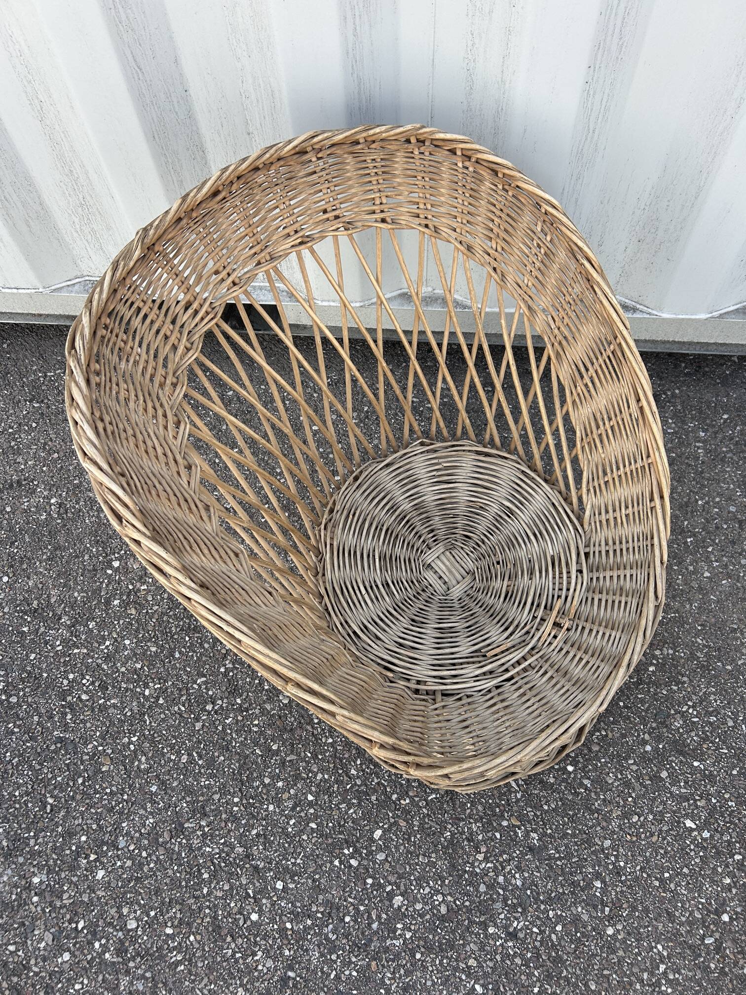 salon avec 3 fauteuils en osier
