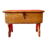 Ancien petit tabouret - repose-pied  avec coffre en bois massif