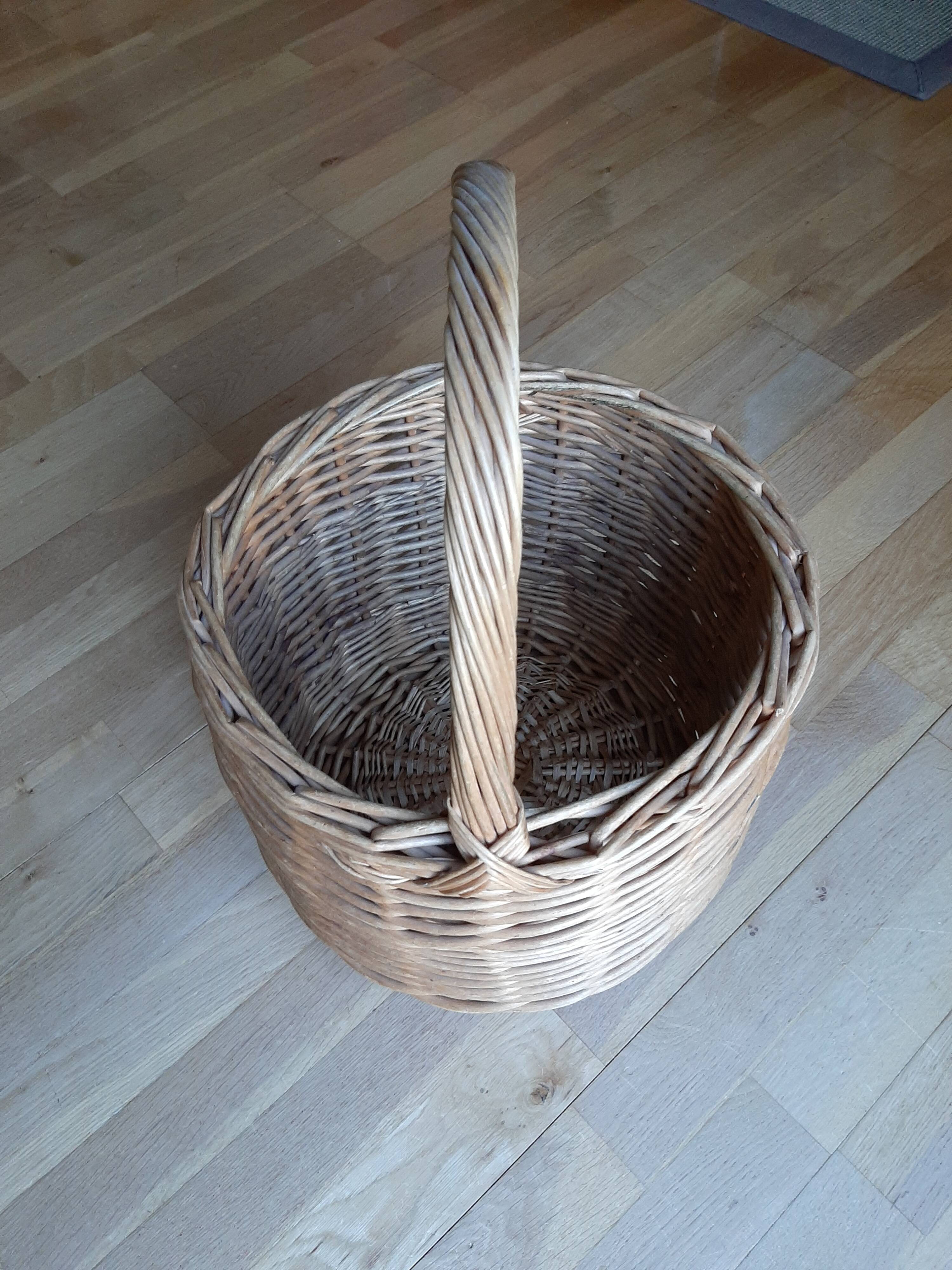 Round wicker basket from the Villaines les rochers cooperative