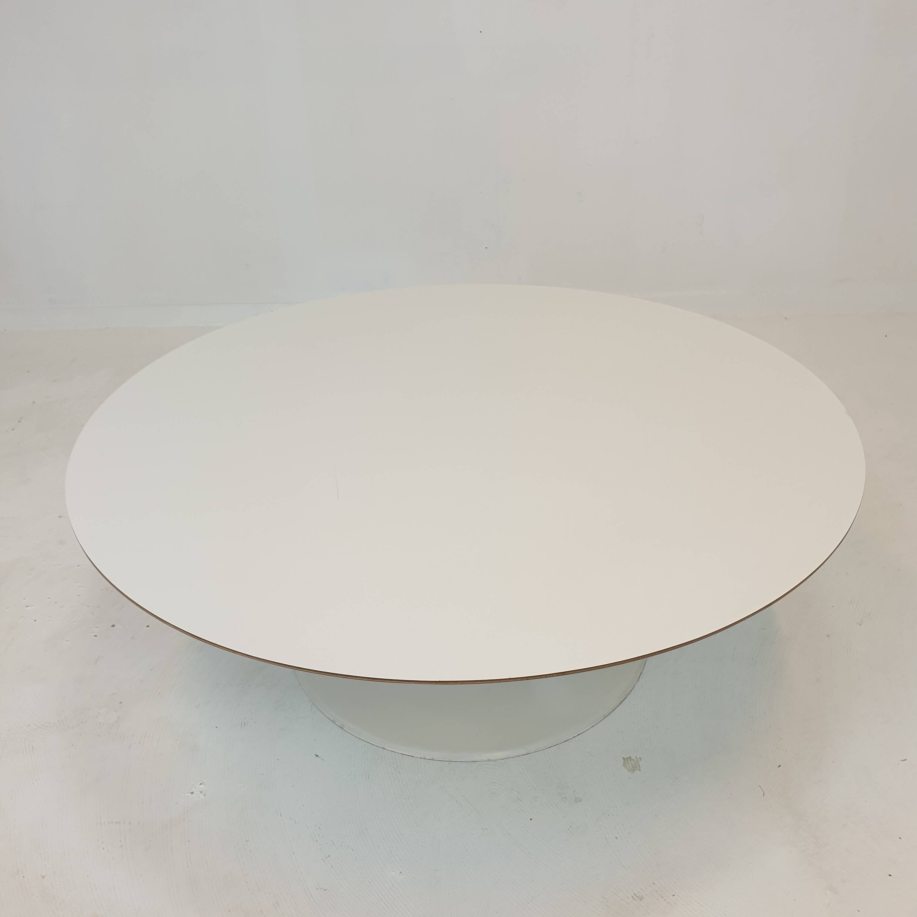 Round coffee table by Geoffrey Harcourt for Artifort, 1960s.