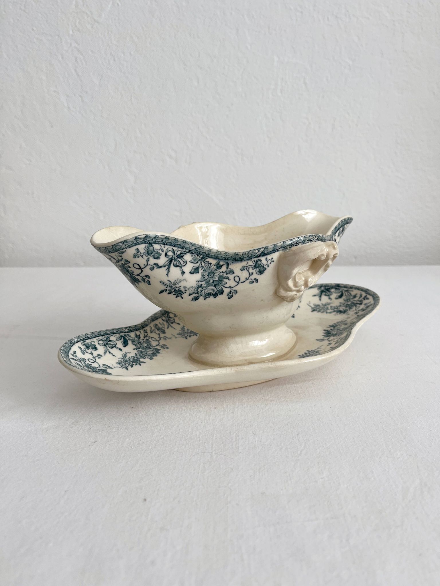 Opaque ironstone sauce boat "Bouquets de roses" from Gien