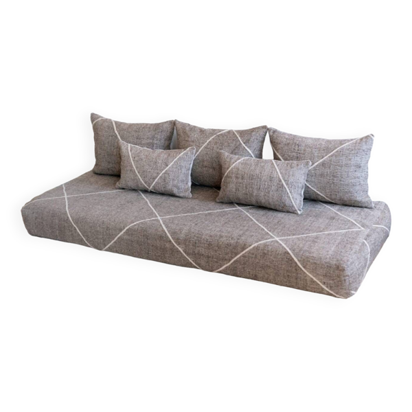 Moroccan pouffe with three cushions — Beyit