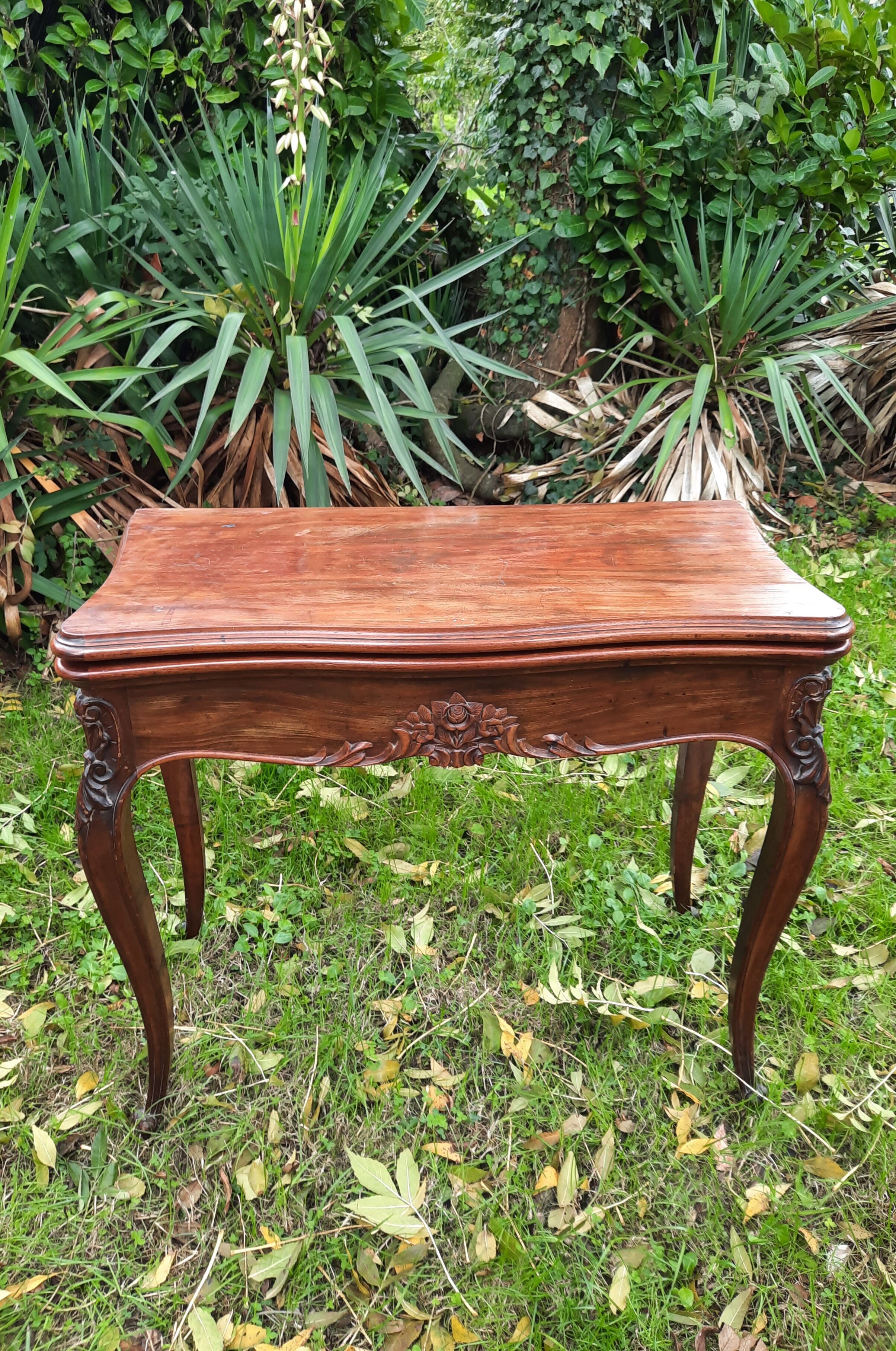Table à jeu style Louis XV en acajou