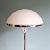 Lampadaire Moderniste en métal chromé et verre satiné blanc