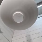 Suspension scandinave en opaline des années 60