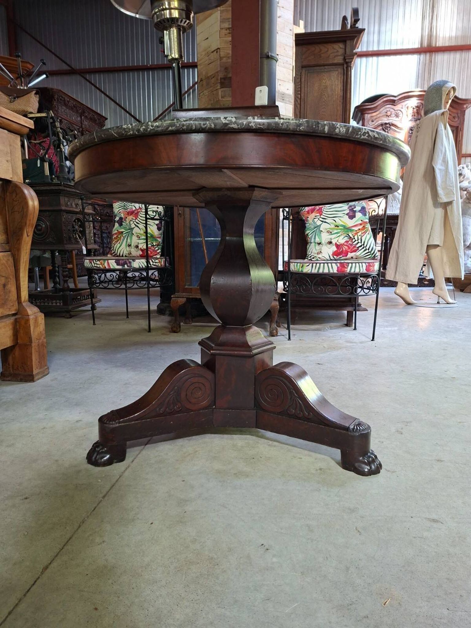 Round mahogany gueridon with a marble top – Empire Restoration period