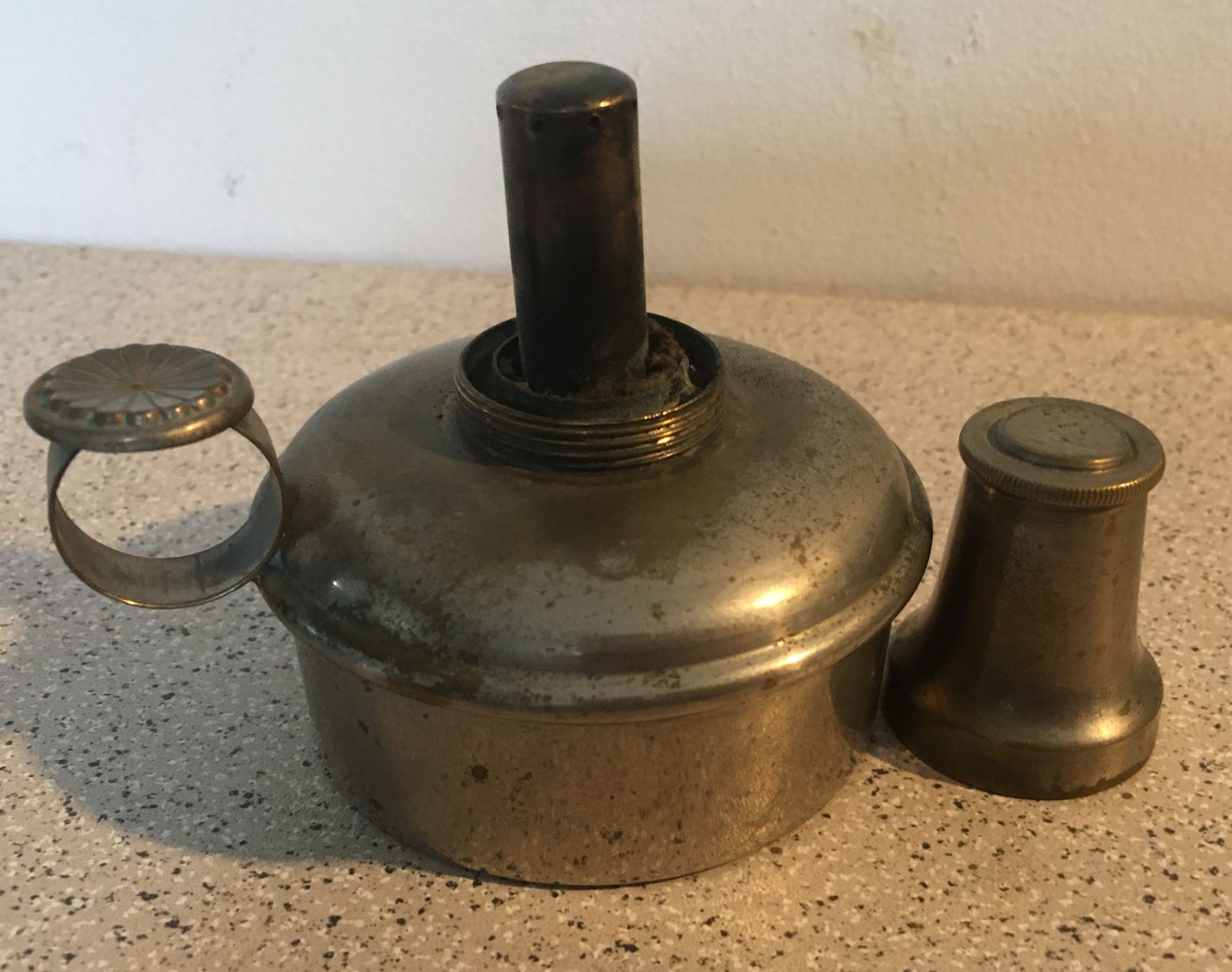 Small gasoline lamp with metal finger