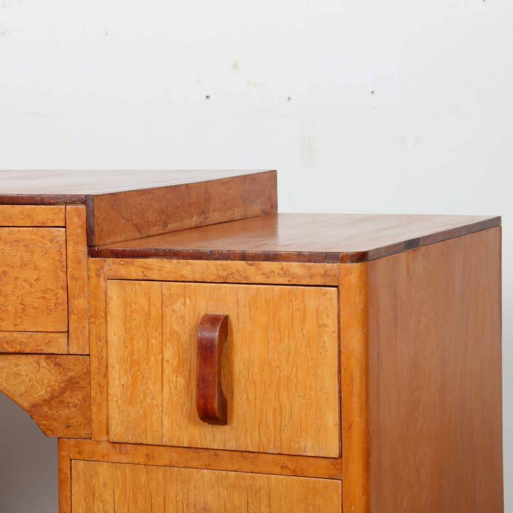 Bureau/dressing table made of burl wood from the 1930s.