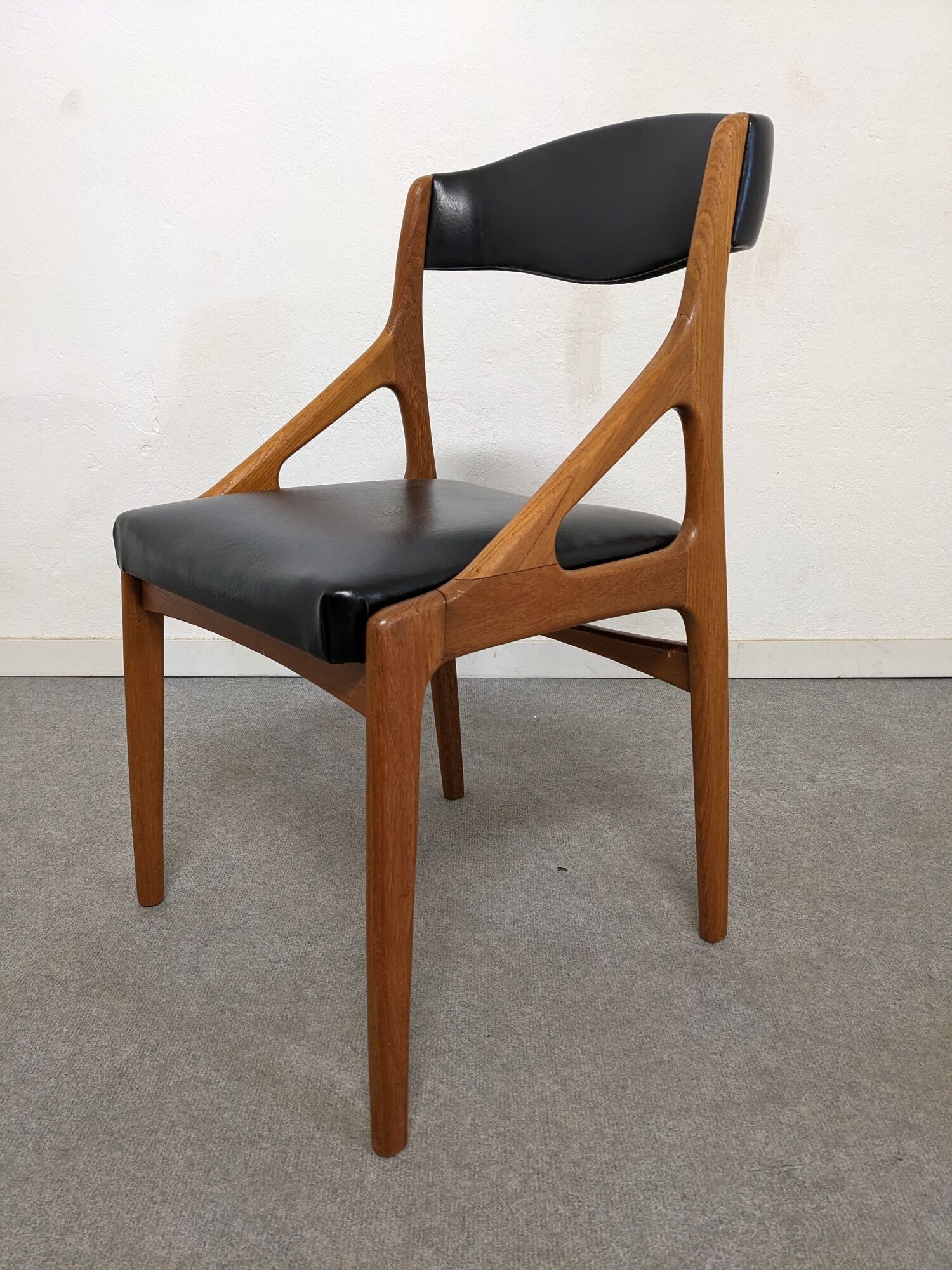 Series of 6 Scandinavian teak chairs from the 50s/60s