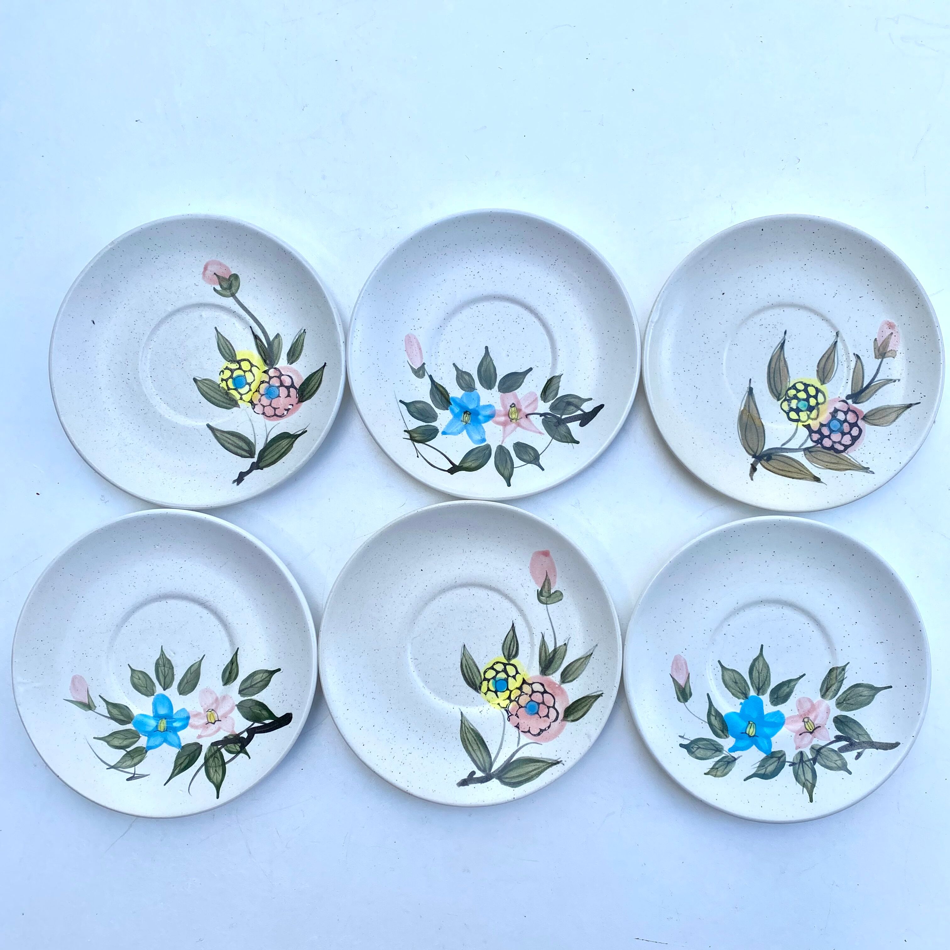 Stoneware dessert plates with floral decoration