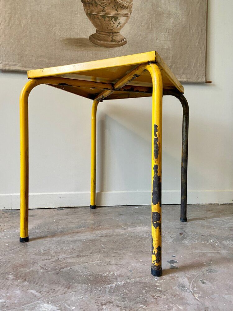 Yellow metal table ☐ 60 x 60 cm