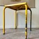 Table en métal jaune