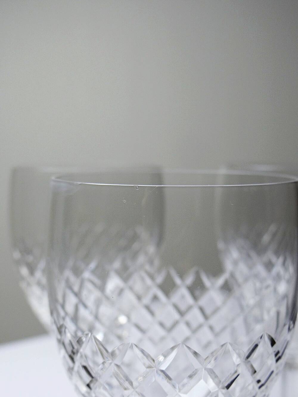 Set of three fine crystal port or aperitif glasses, Saint-Louis style.
