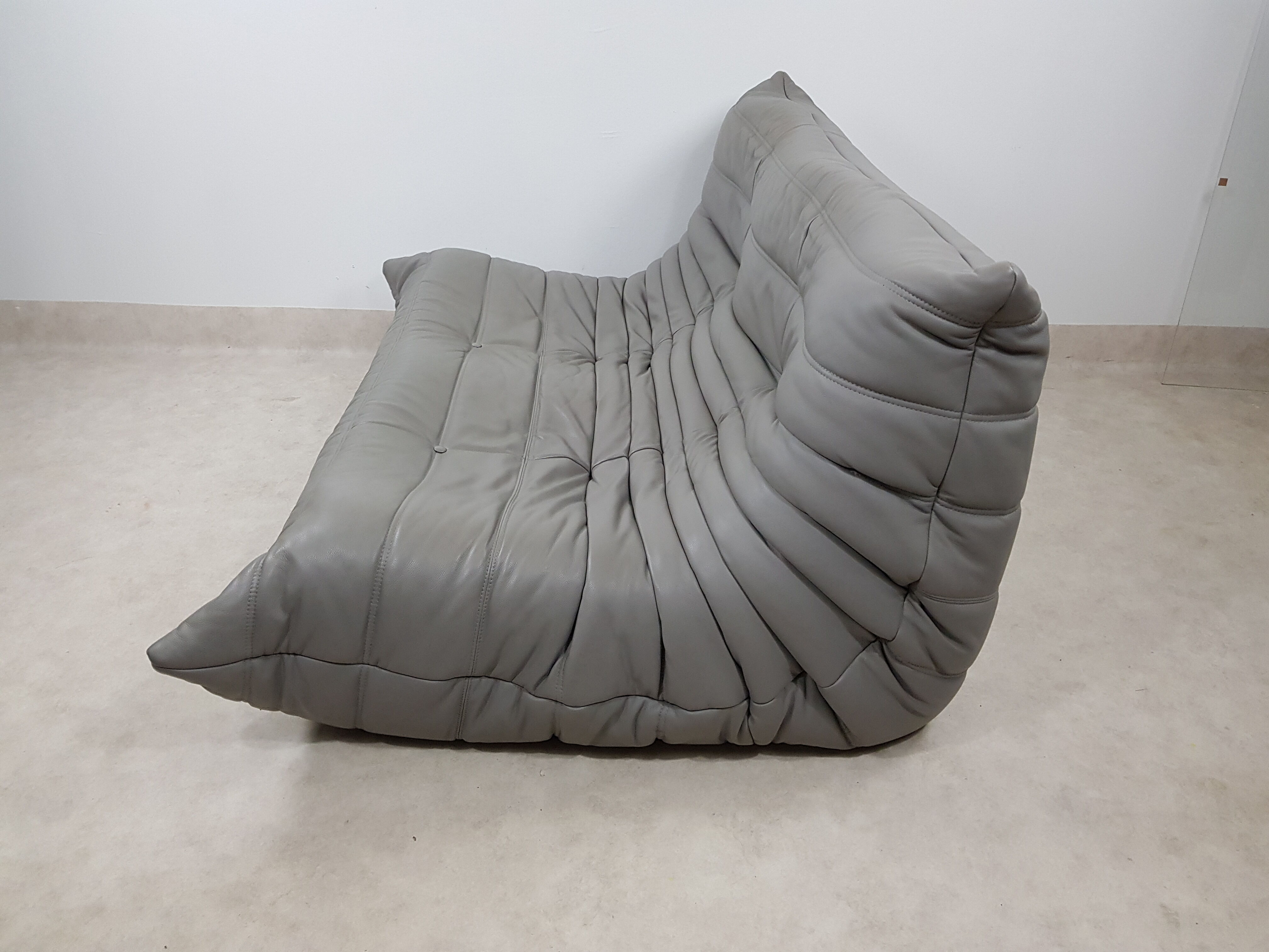 Michel Ducaroy's 2-seater mouse grey leather sofa for Ligne Roset