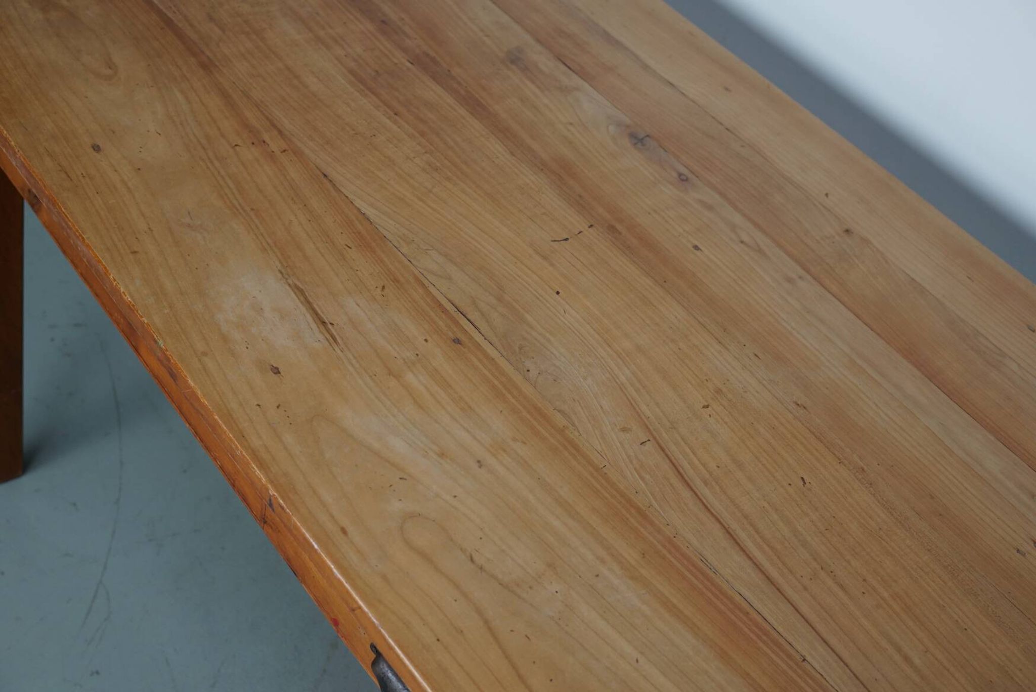 Table à manger rustique française vintage en cerisier du XXe siècle
