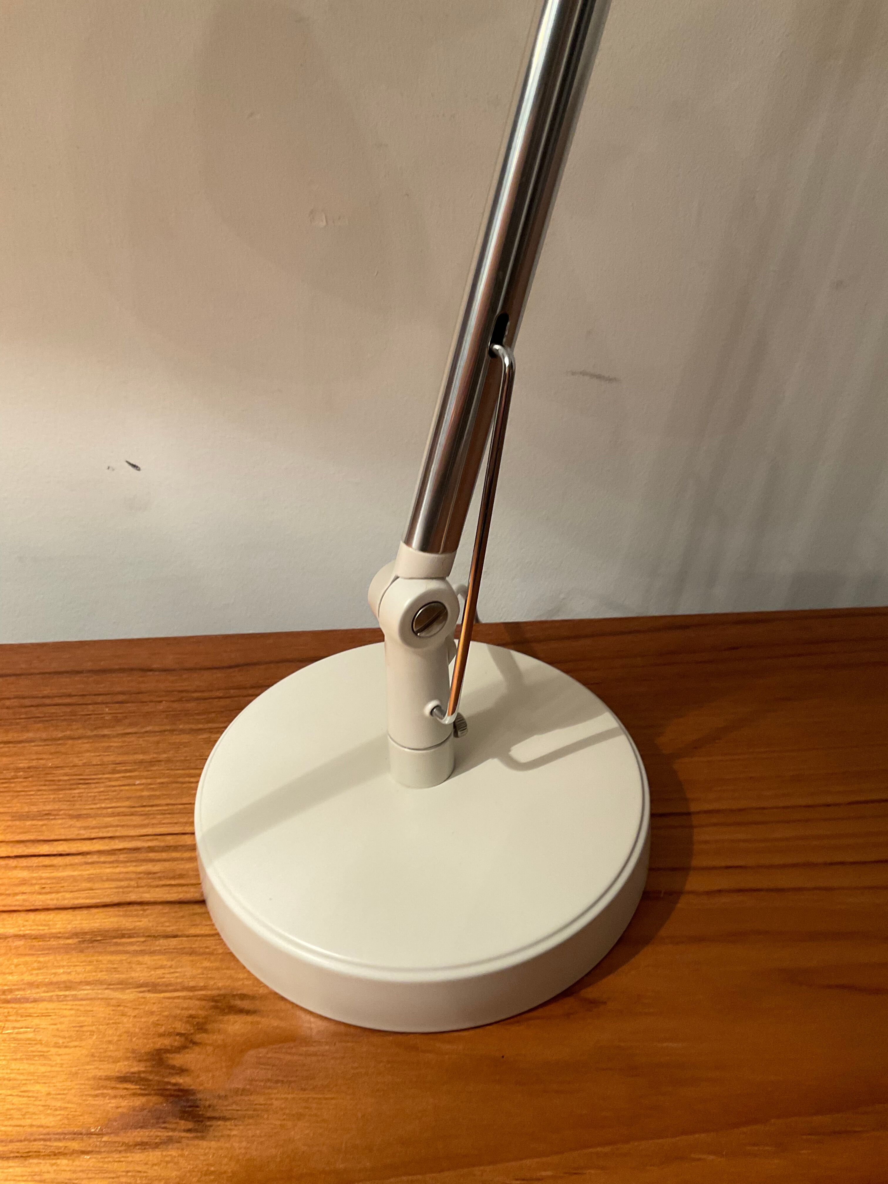 Articulated design desk lamp