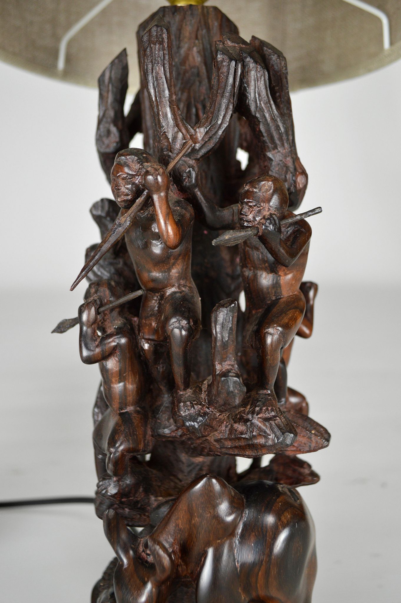 Lampe africaine en ébène sculpté, "Chasseurs, buffle et crocodile"