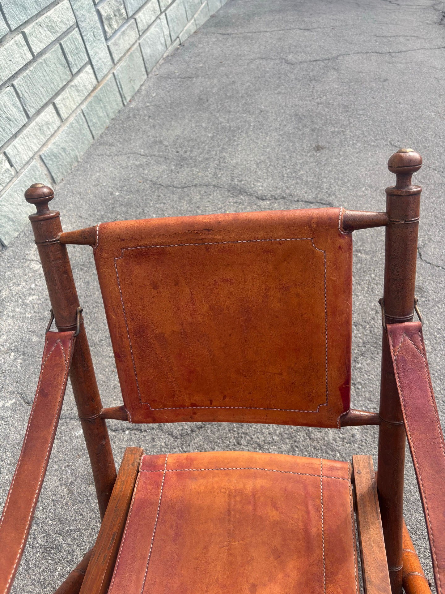 Vintage Safari Armchair in Cognac Leather and Turned Wood – 1940s/50s