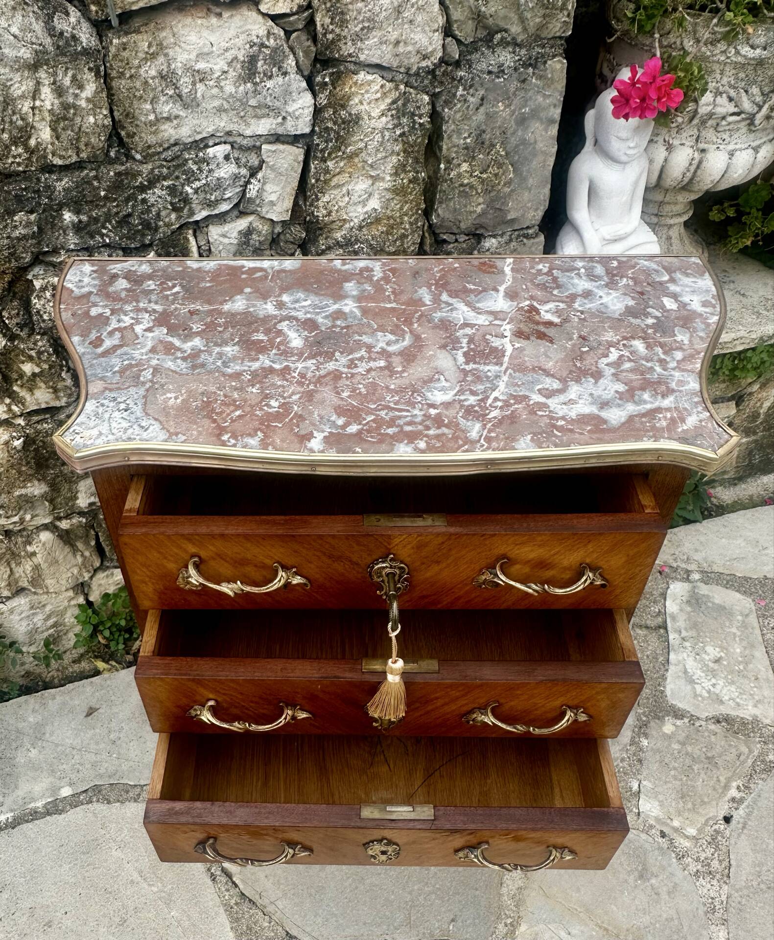 Charming small chest of drawers in precious wood marquetry.