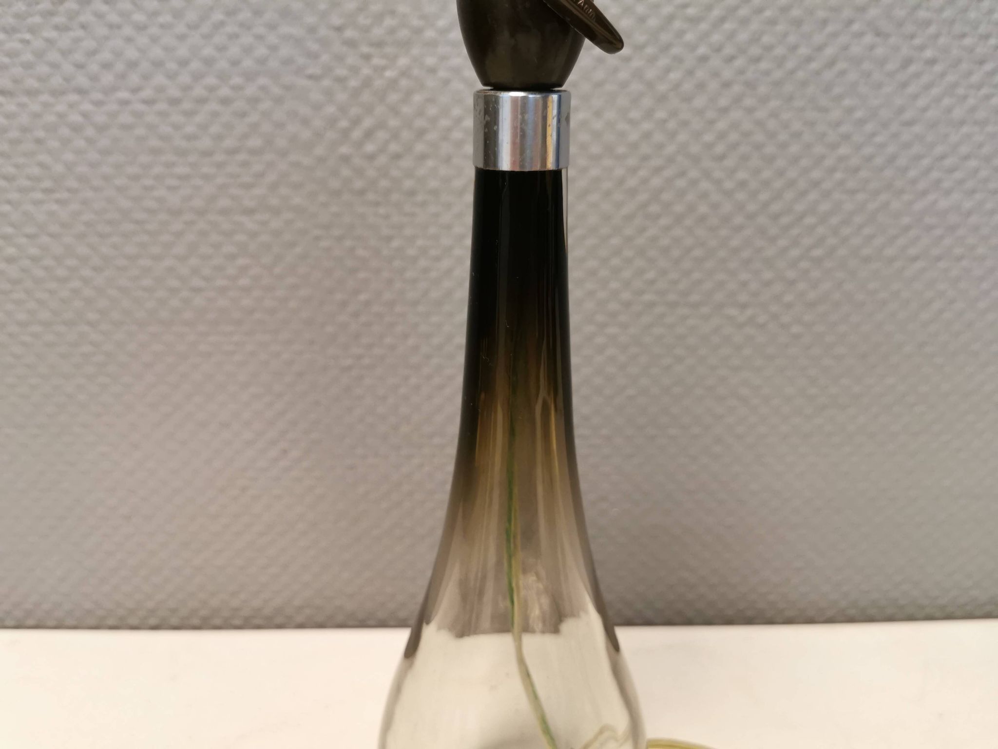 Lampe de table en verre de forme élégante. Par Bengt Orup 1957.