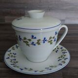 Singer tea cup with built-in tea filter