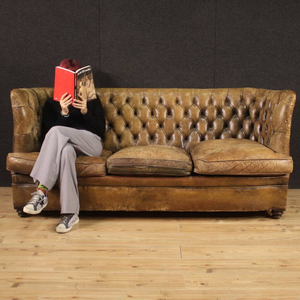 Grand canapé anglais Chesterfield en cuir des années 20