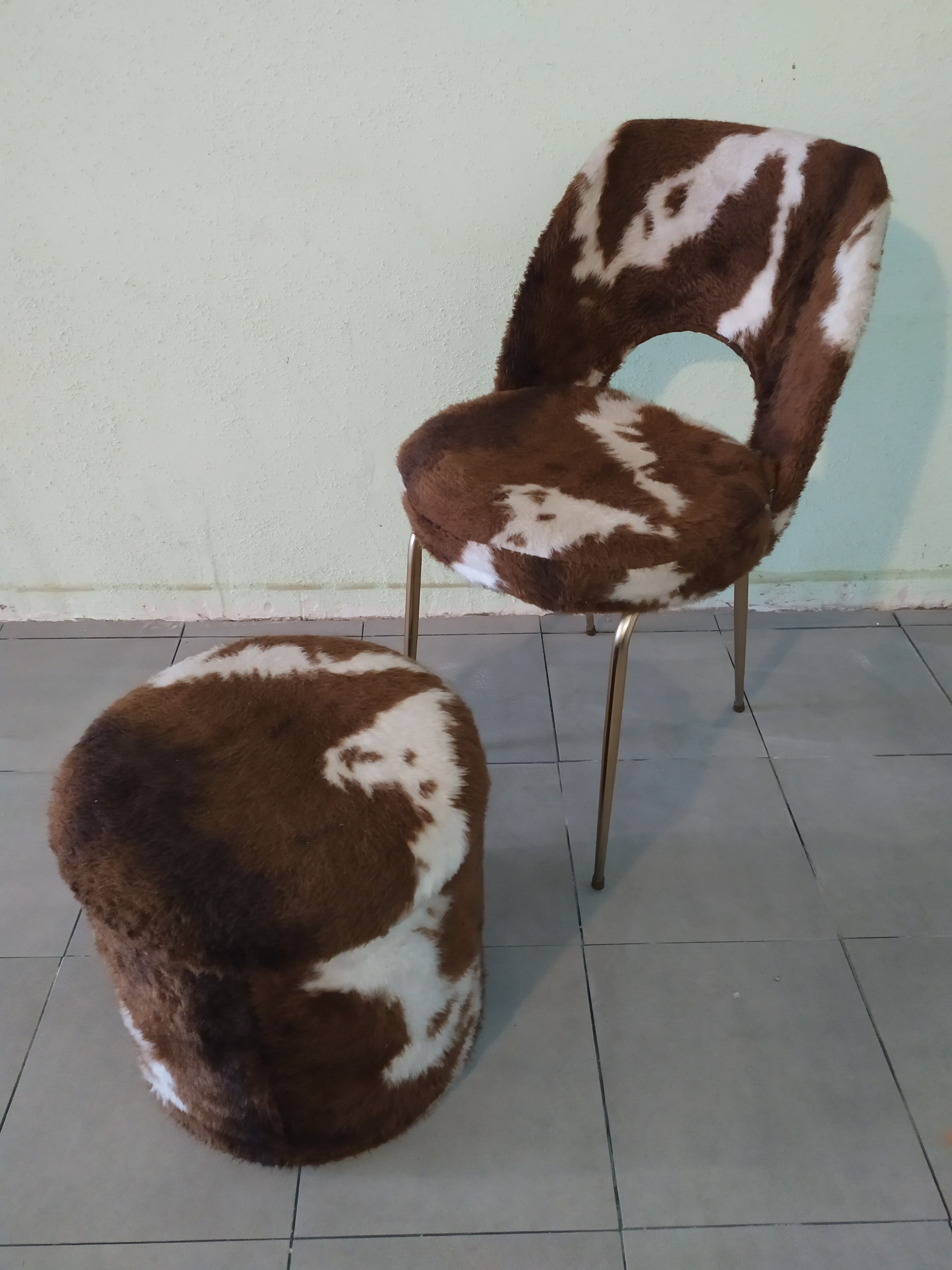 Chaise + pouf moumoute orange vache brun blanc vintage