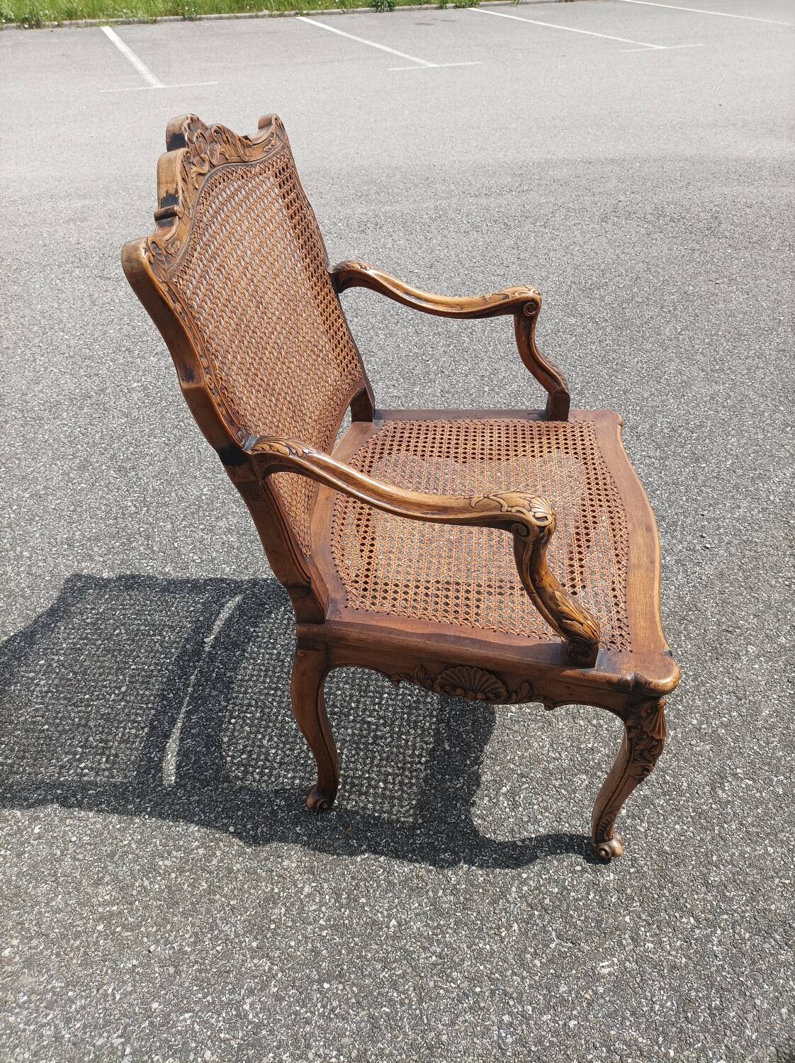 Fauteuil canné sculpté style Régence