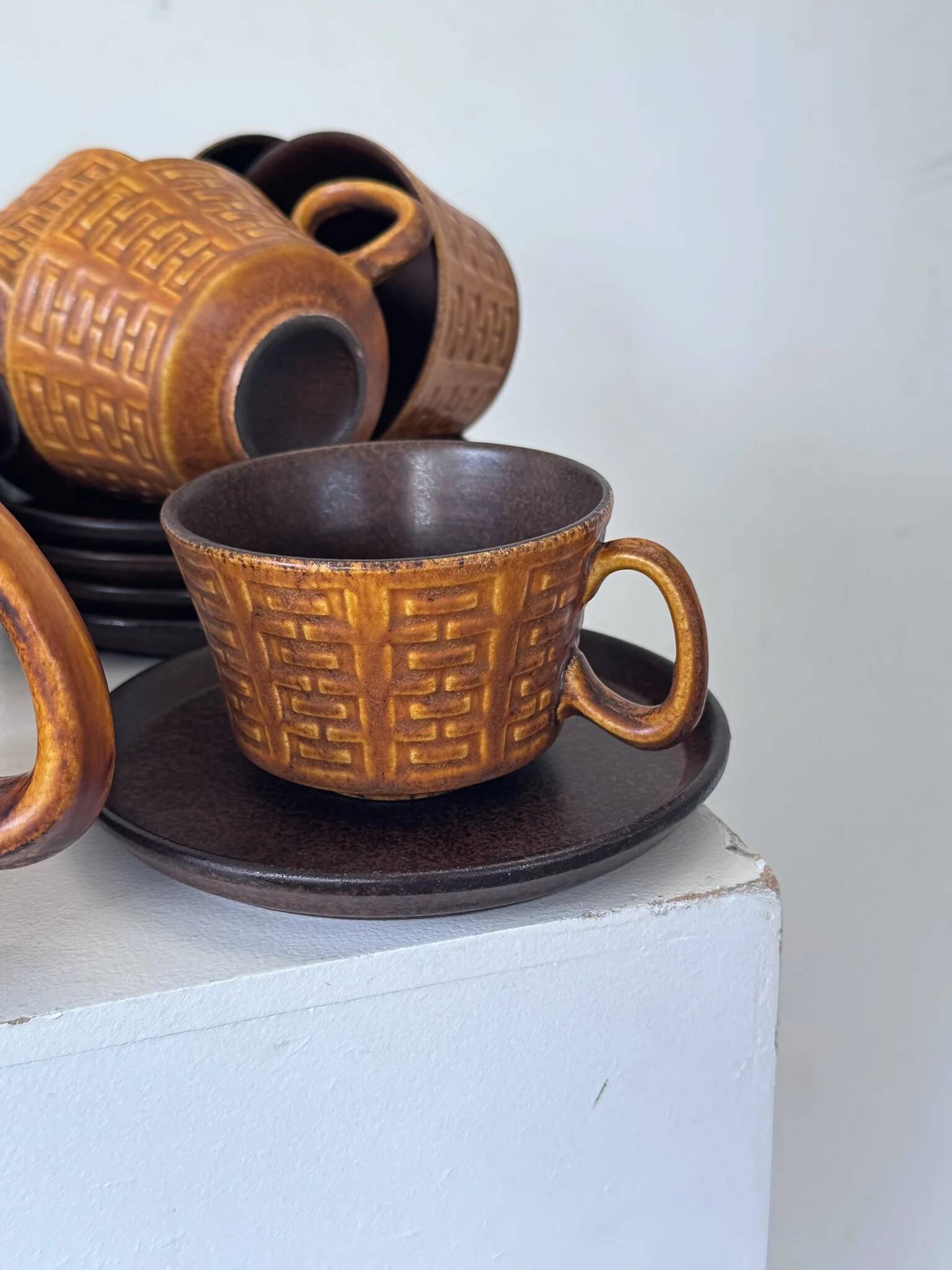 Ceramano tea service "Epsilon" from the 1960s with a raised geometric pattern.