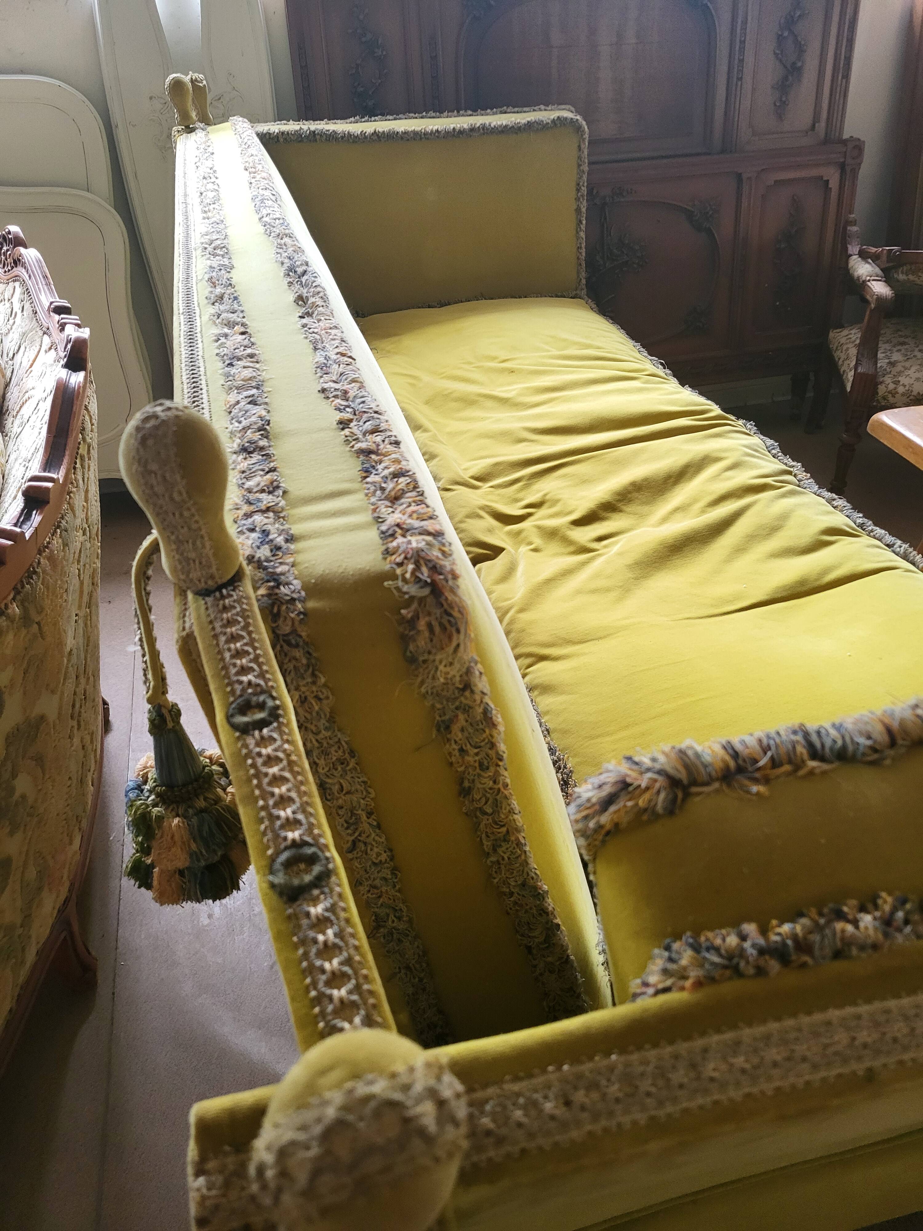 Napoleon III velvet canapé in green – 19th century