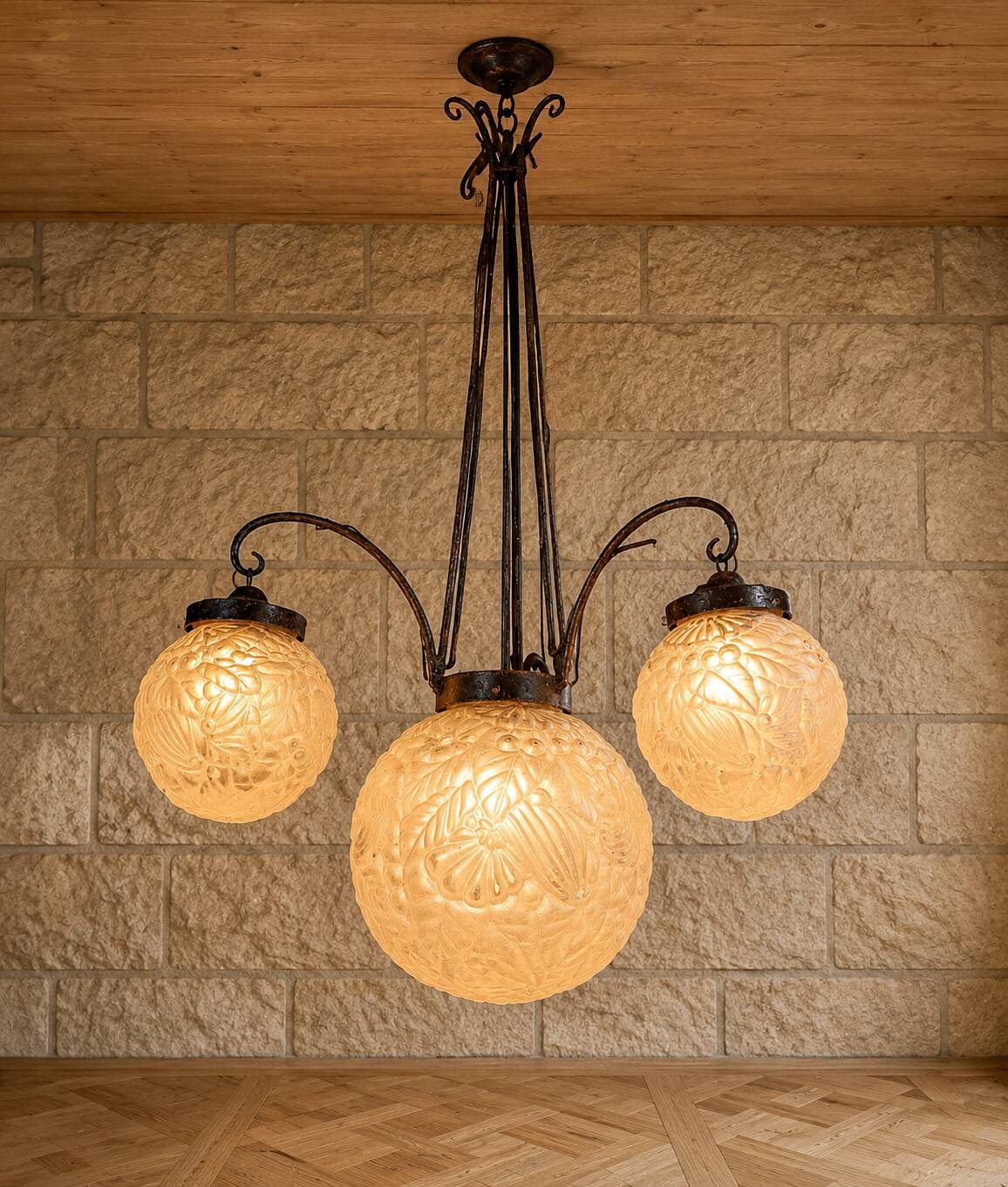 According to Muller: Art Deco chandelier with four lights.