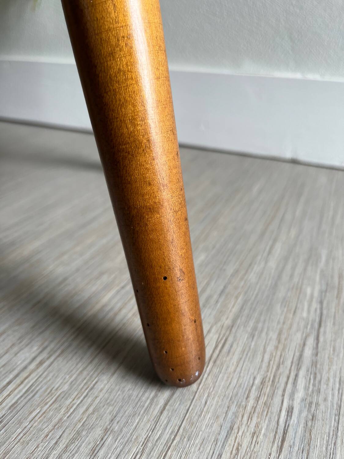 Tabouret tripode bois osier tressé