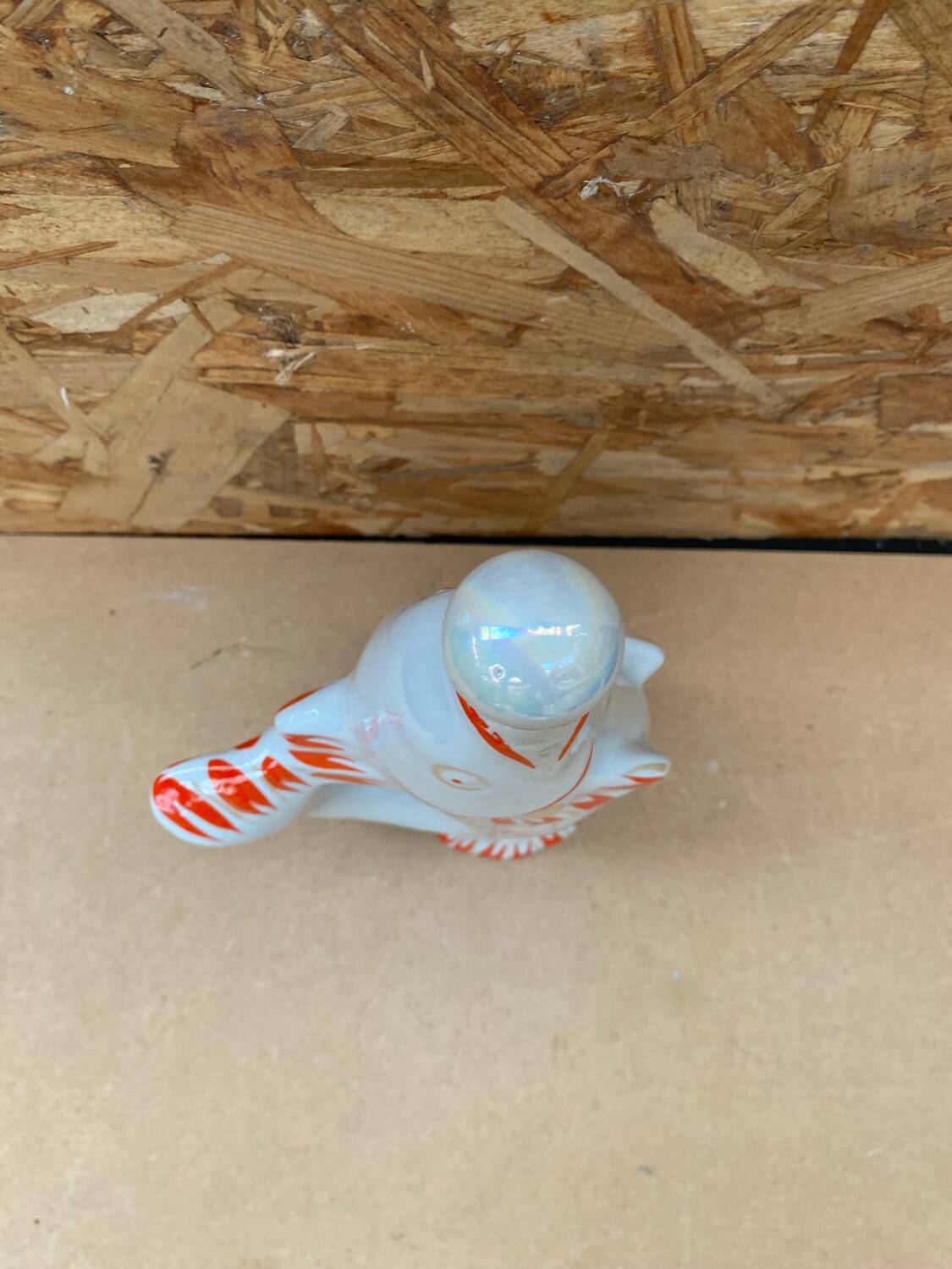 Ancienne bouteille forme poisson blanc orange vintage